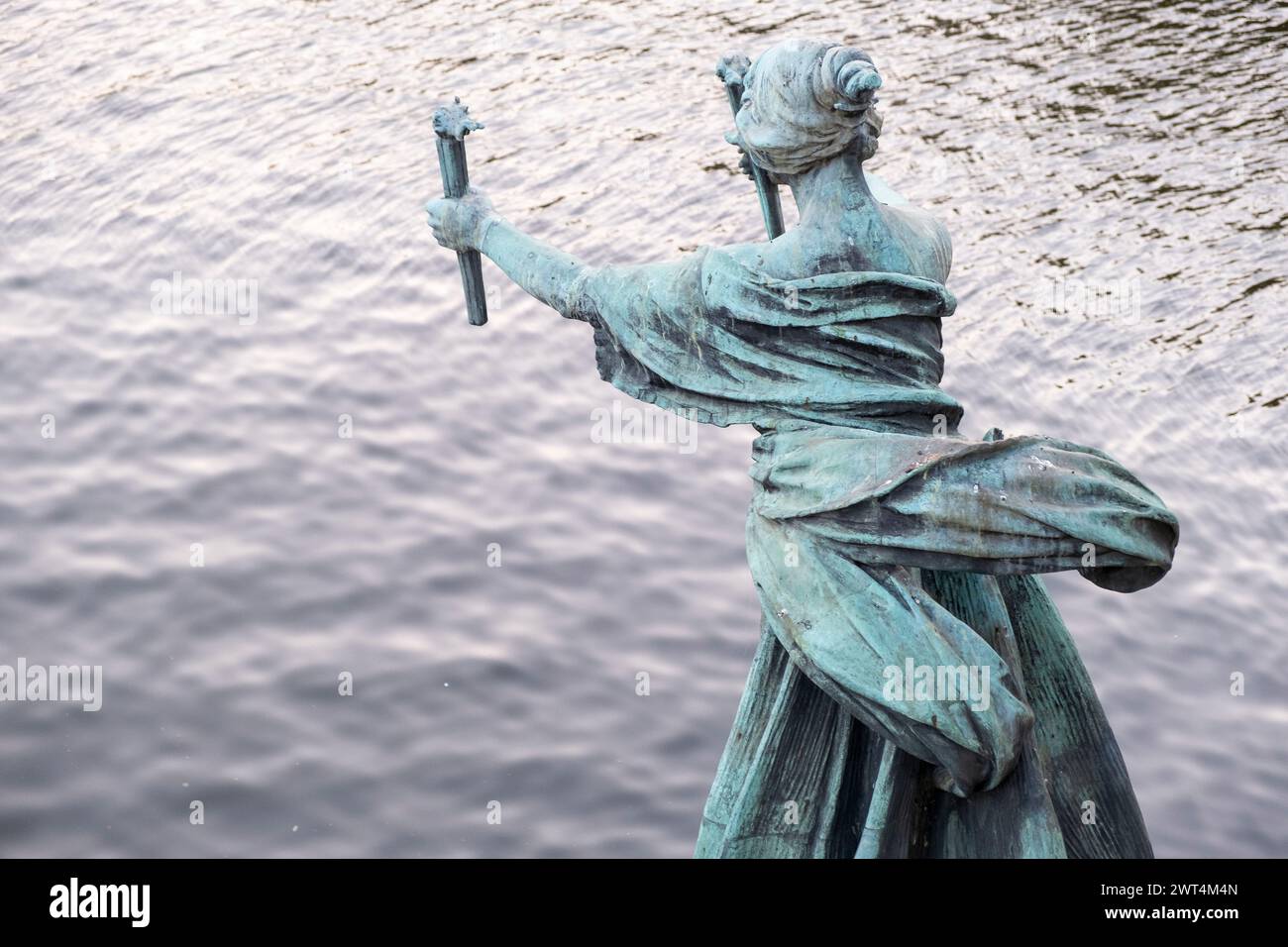 Bronzestatue auf einer Brücke des Moldau-Flusses bei Sonnenuntergang im Sommer. Praga, Tschechische Republik. Stockfoto