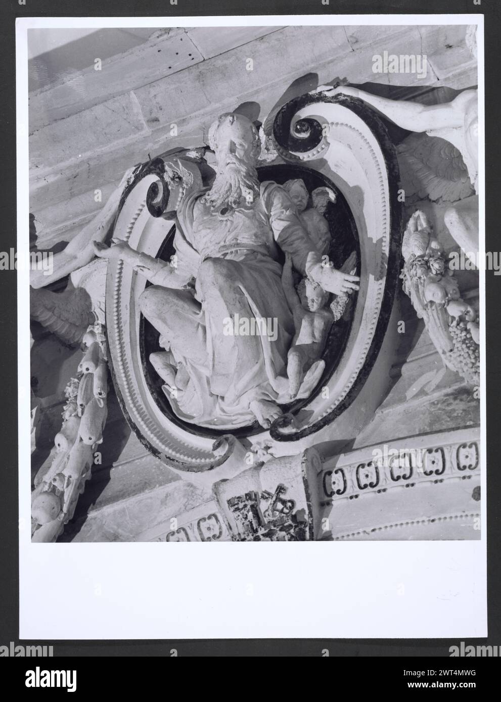 Marches Macerata Visso Santuario di Macereto3. Hutzel, Max 1960-1990 Außenaufnahmen des Tempels und anderer Gebäude im Heiligtum-Komplex. Der Tempel ist im Stil von Bramante gehalten, wurde aber von Giovanni Battista da Lugano entworfen. Es gibt viele Fotos der äußeren architektonischen Details. Innenfotos zeigen den Gewölbe und die Kuppel sowie den „Tempietto“ oder Baldacchino im klassischen Stil, der unter der Kuppel steht. Objektnotizen: Hutzel Foto Kampagnennotizen sind undatiert. Der in Deutschland geborene Fotograf und Gelehrte Max Hutzel (1911–1988) fotografierte in Italien von den frühen 1960er Jahren bis zu seinem Tod Stockfoto