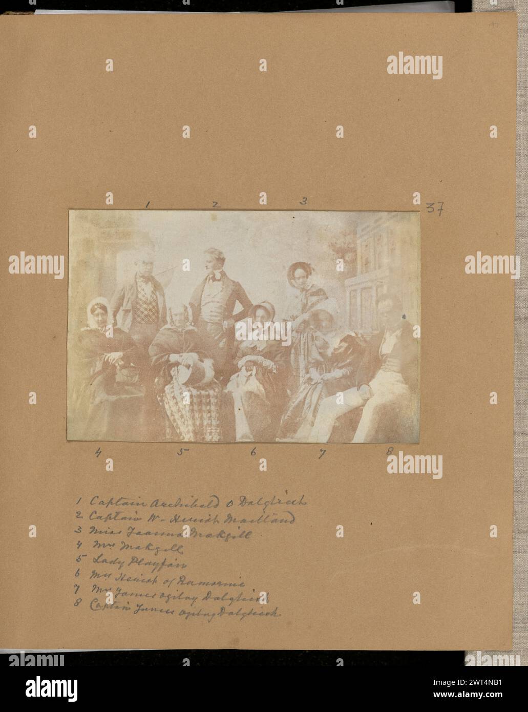 Gruppenhochformat. Unbekannt, Fotograf 1840er Jahre Gruppenporträt mit zwei Männern und einer Frau stehend, vier Frauen und einem Mann sitzend. (Recto, Halterung) oben rechts, in Bleistift: '37'; Oberkante, in Bleistift: '1 [Leerzeichen] 2 [Leerzeichen] 3'; Unterkante, in Bleistift: '4 [Leerzeichen] 5 [Leerzeichen] 6 [Leerzeichen] 7 [Leerzeichen] 8'; Unterkante links, in Bleistift: '1. Captain Archibald O.[Ogilvy] Dalgleish/2. Kapitän W. Heriot Maitland/3. Frau Joanna Makgill/4. Frau Makgill/5. Lady Playfair/ 6. Frau Heriot von Ramornie/7. Frau James Ogilvy Dalgliesh/8. Kapitän James Ogilvy Dalgliesh" Stockfoto