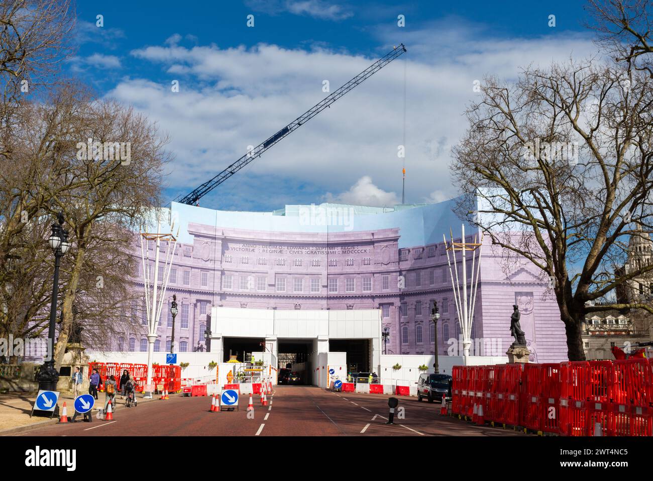 Bild des Admiralty Arch auf der Baustelle, die das historische Wahrzeichen während der Umwandlung in ein Hotel bedeckte. Änderung der Verwendung. Abgedeckte Arbeiten Stockfoto