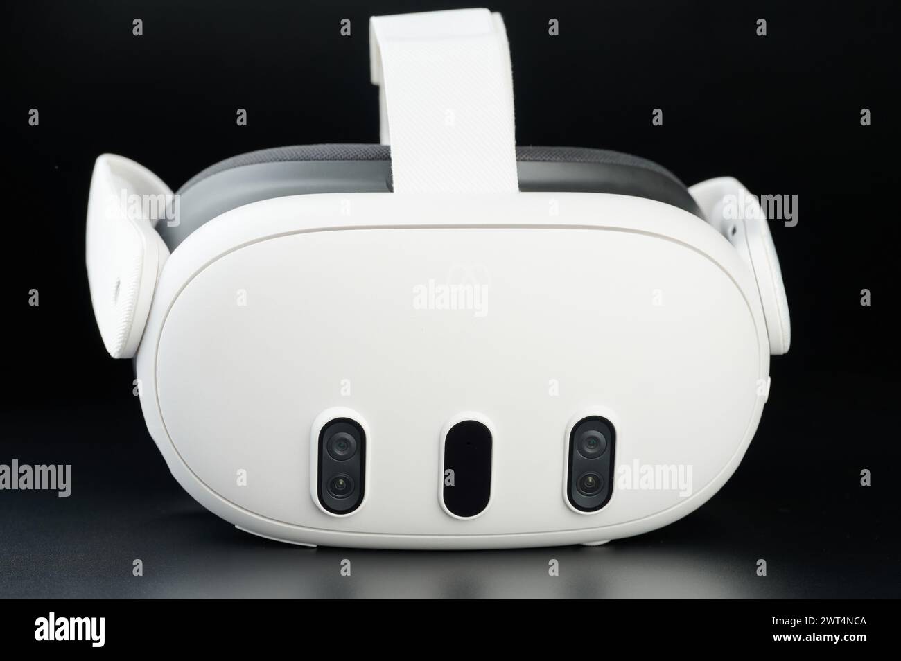 New York, USA – 15. März 2024: Meta oculus QUEST 3-Headset aus nächster Nähe auf schwarzem Studiohintergrund Stockfoto