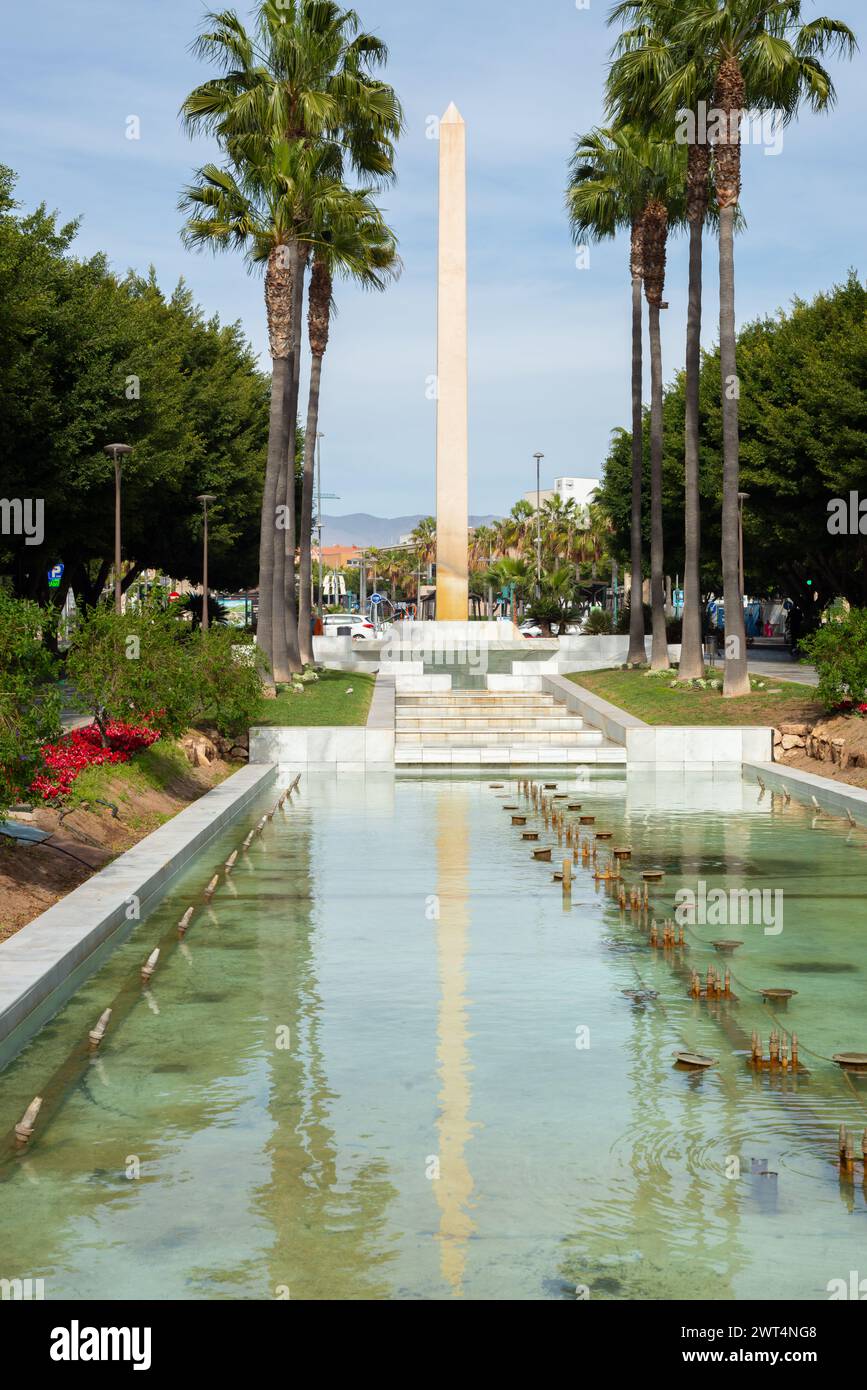 ALMERIA, SPANIEN - 25. FEBRUAR 2024 Obelisk mit einem Brunnen im zentralen Teil des Stadtparks Rambla de Almeria in Almeria, Spanien Stockfoto