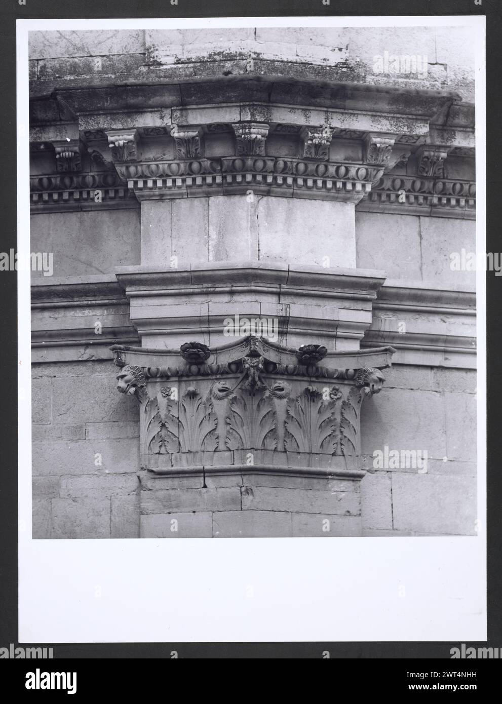 Marches Macerata Visso Santuario di Macereto1. Hutzel, Max 1960-1990 Außenaufnahmen des Tempels und anderer Gebäude im Heiligtum-Komplex. Der Tempel ist im Stil von Bramante gehalten, wurde aber von Giovanni Battista da Lugano entworfen. Es gibt viele Fotos der äußeren architektonischen Details. Innenfotos zeigen den Gewölbe und die Kuppel sowie den „Tempietto“ oder Baldacchino im klassischen Stil, der unter der Kuppel steht. Objektnotizen: Hutzel Foto Kampagnennotizen sind undatiert. Der in Deutschland geborene Fotograf und Gelehrte Max Hutzel (1911–1988) fotografierte in Italien von den frühen 1960er Jahren bis zu seinem Tod Stockfoto