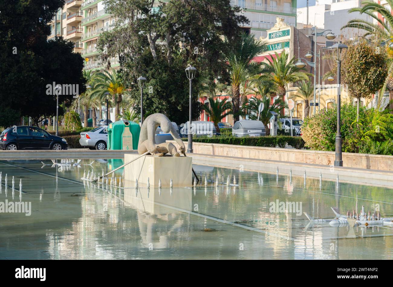ALMERIA, SPANIEN - 11. DEZEMBER 2023 Ein Brunnen mit einer Skulptur eines Rudermannes in einem öffentlichen Park in der Stadt Almeria in der Provinz Almeria Stockfoto