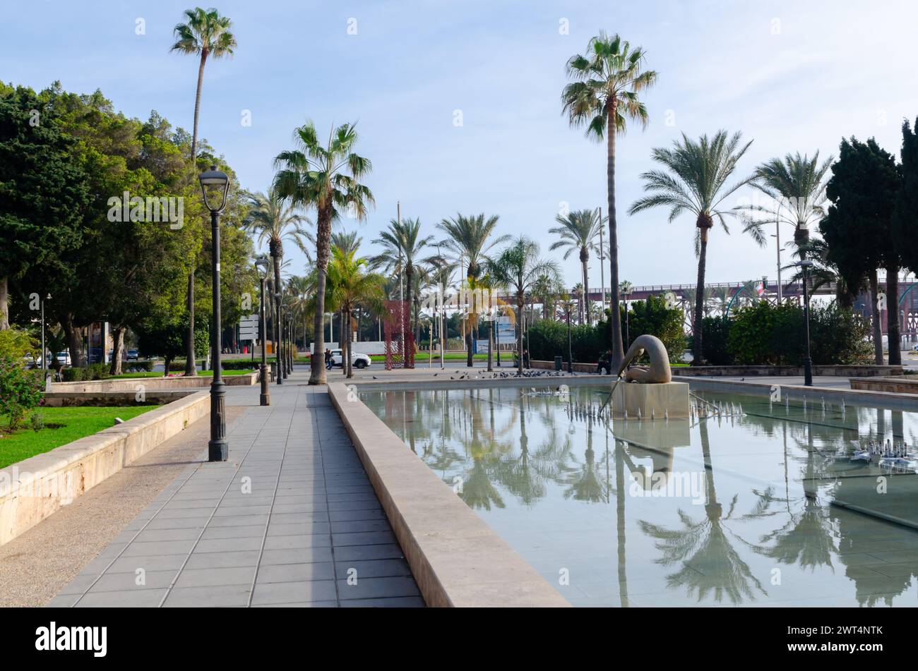 ALMERIA, SPANIEN - 11. DEZEMBER 2023 Ein Brunnen mit einer Skulptur eines Rudermannes in einem öffentlichen Park in der Stadt Almeria in der Provinz Almeria Stockfoto
