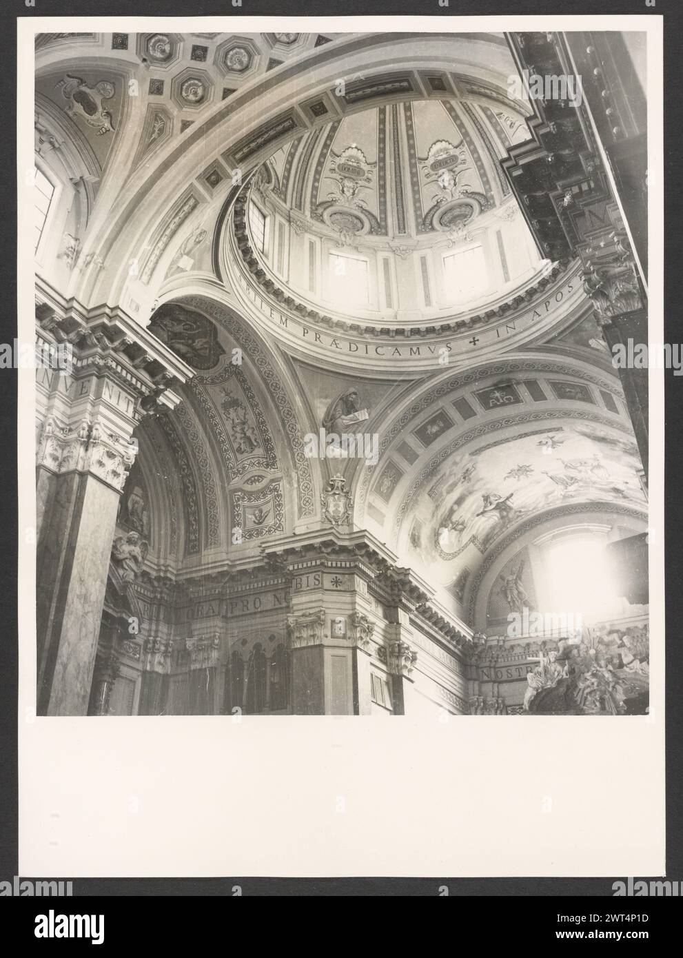 Lazio Viterbo Ronciglione Ss. Pietro e Caterina. Hutzel, Max 1960-1990 postmittelalterliche Architektur, Skulptur, Tabernakel, Malerei, Deckenfresken. Der Dom ist ein barockes Gebäude nach einem Entwurf von Pietro da Cortona. Die Fassade wurde im 17. Jahrhundert von Carlo Rainaldi (1671–1695) renoviert, und der campanile wurde 1734 hinzugefügt. Auf einem Queraltar befindet sich ein Triptychon des Erlösers, das Christus, die Jungfrau und den Heiligen Johannes darstellt. Das Triptychon von Gabriele di Francesco von Viterbo stammt aus dem 15. Jahrhundert. Direkt über dem Altar befindet sich ein Gemälde der Himmelfahrt von Francesco Tre Stockfoto
