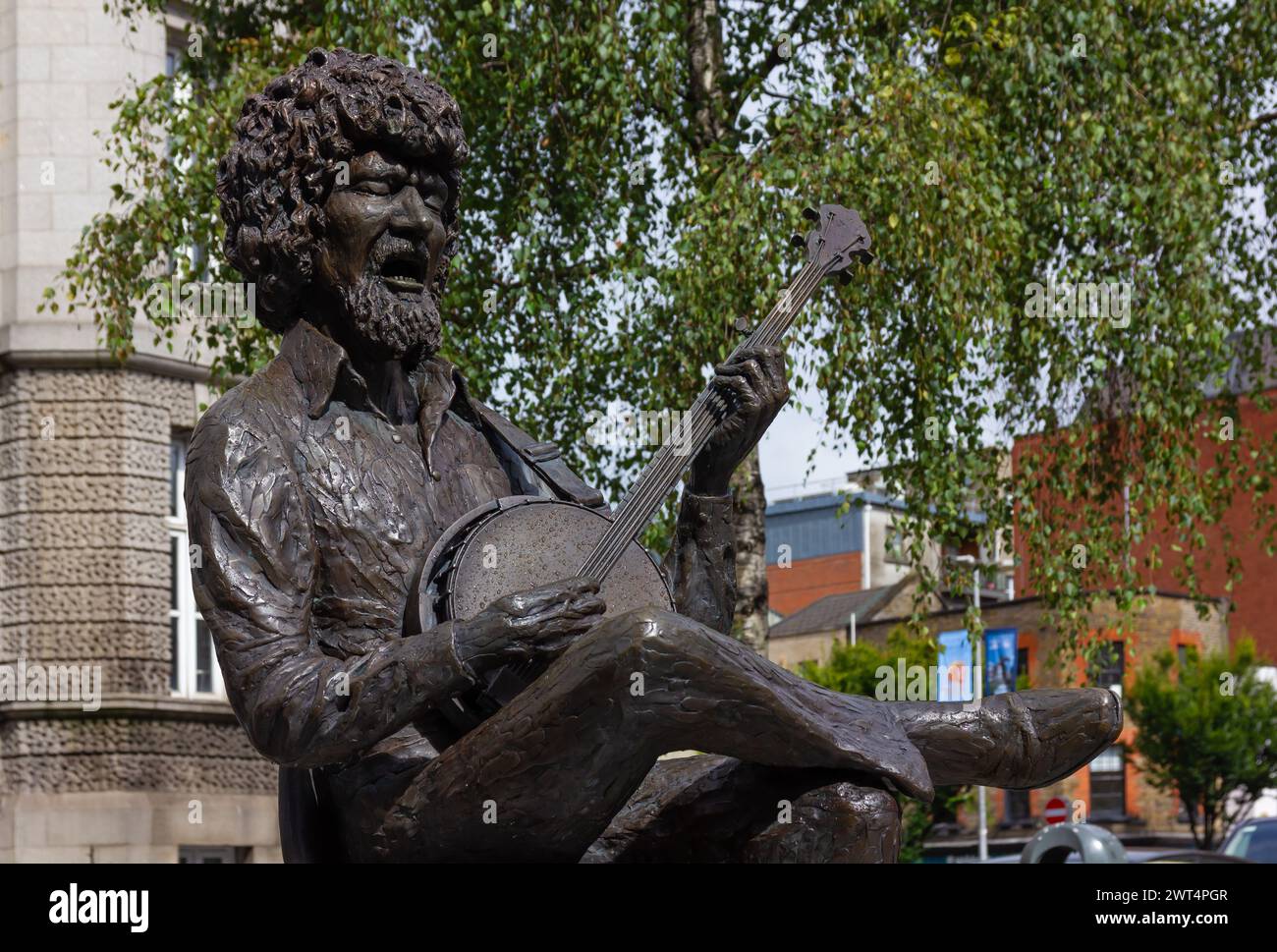 DUBLIN, Irland - 5. August 2023: Nahaufnahme der Bronzestatue des in Dublin geborenen Sängers, Volksmusikers und Schauspielers Luke Kelly Stockfoto