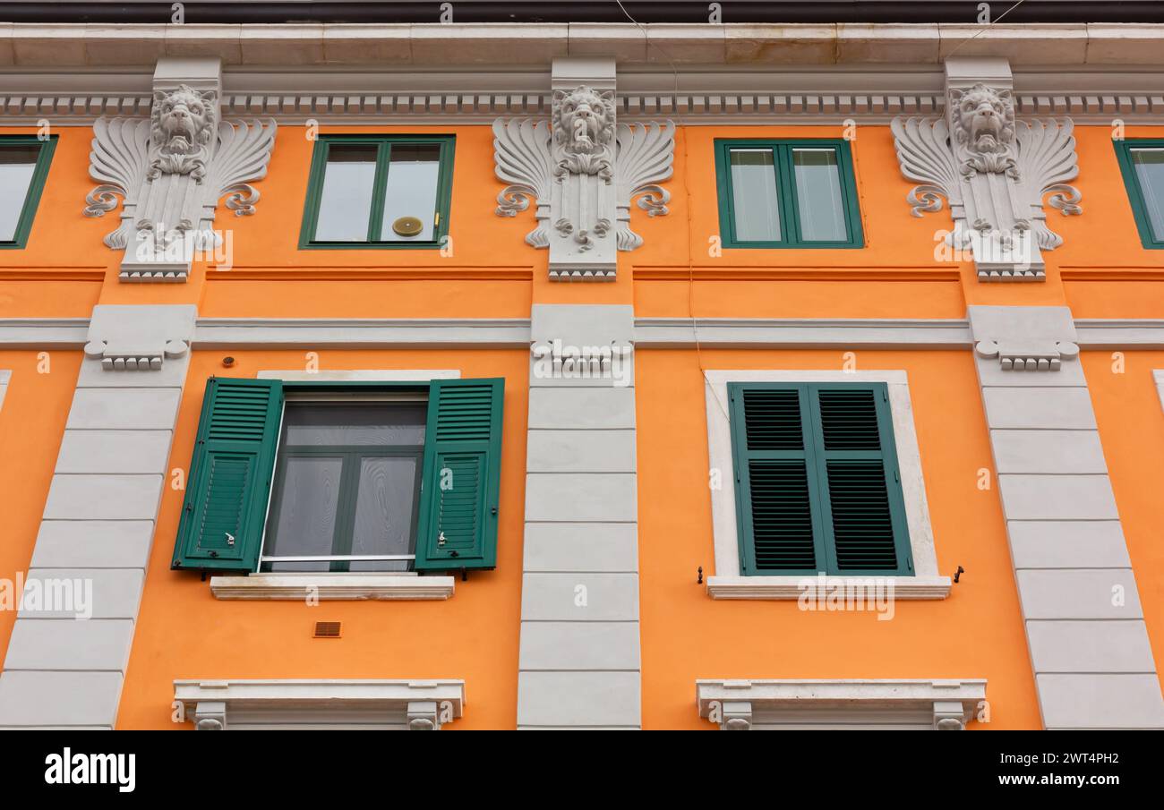 TRIEST, Italien - 3. März 2023: Detail der neu renovierten eleganten Fassade eines historischen Stadtzentrums mit wertvoller Dekoration Stockfoto