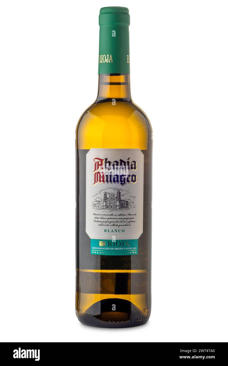 Italien - 15. März 2024: Flasche Abadia Milagro Rioja Weißwein isoliert auf weiß mit Schneideweg. Hergestellt in der Region Rioja im Norden von Spai Stockfoto