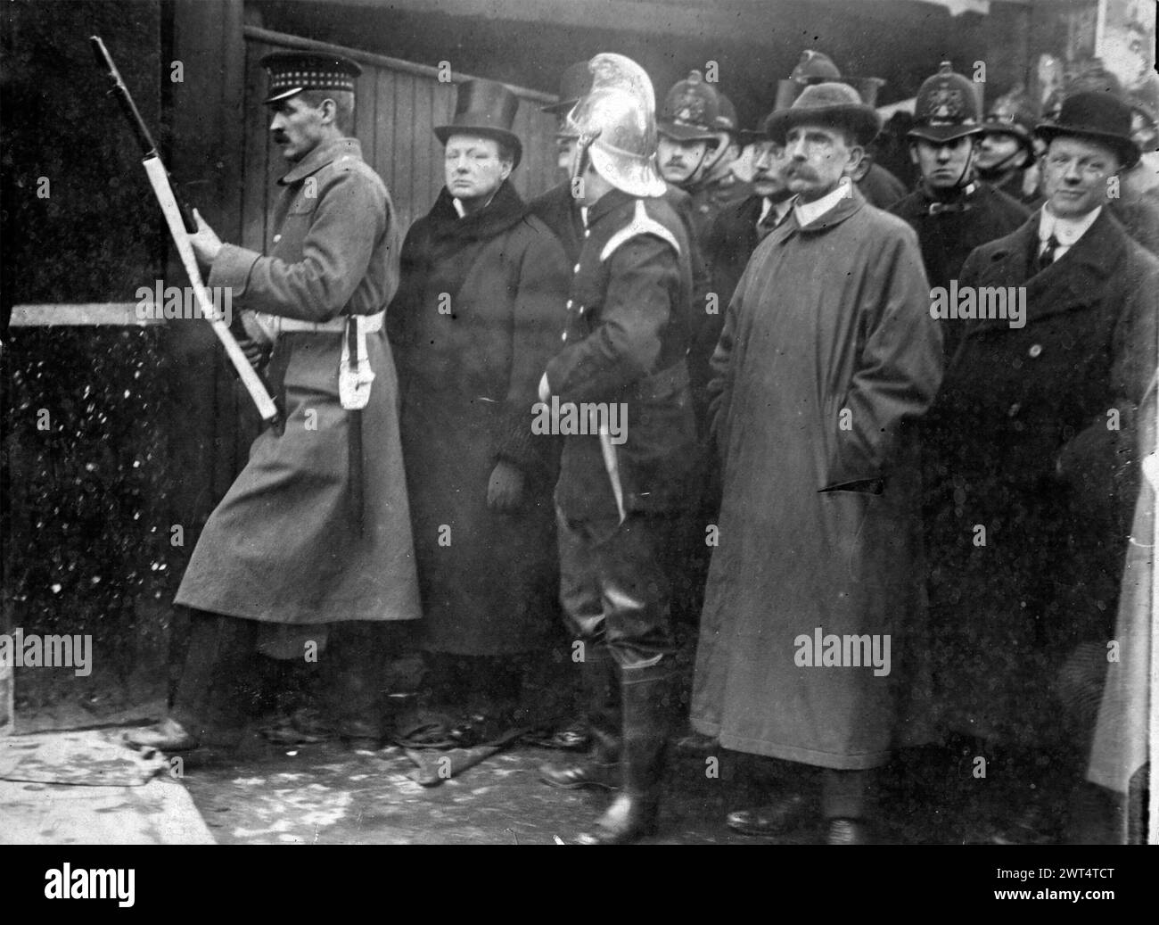 BELAGERUNG DER SIDNEY STREET IM JANUAR 1911. Winston Churchill, der damalige Innenminister, beobachtet als zweiter von links. Stockfoto