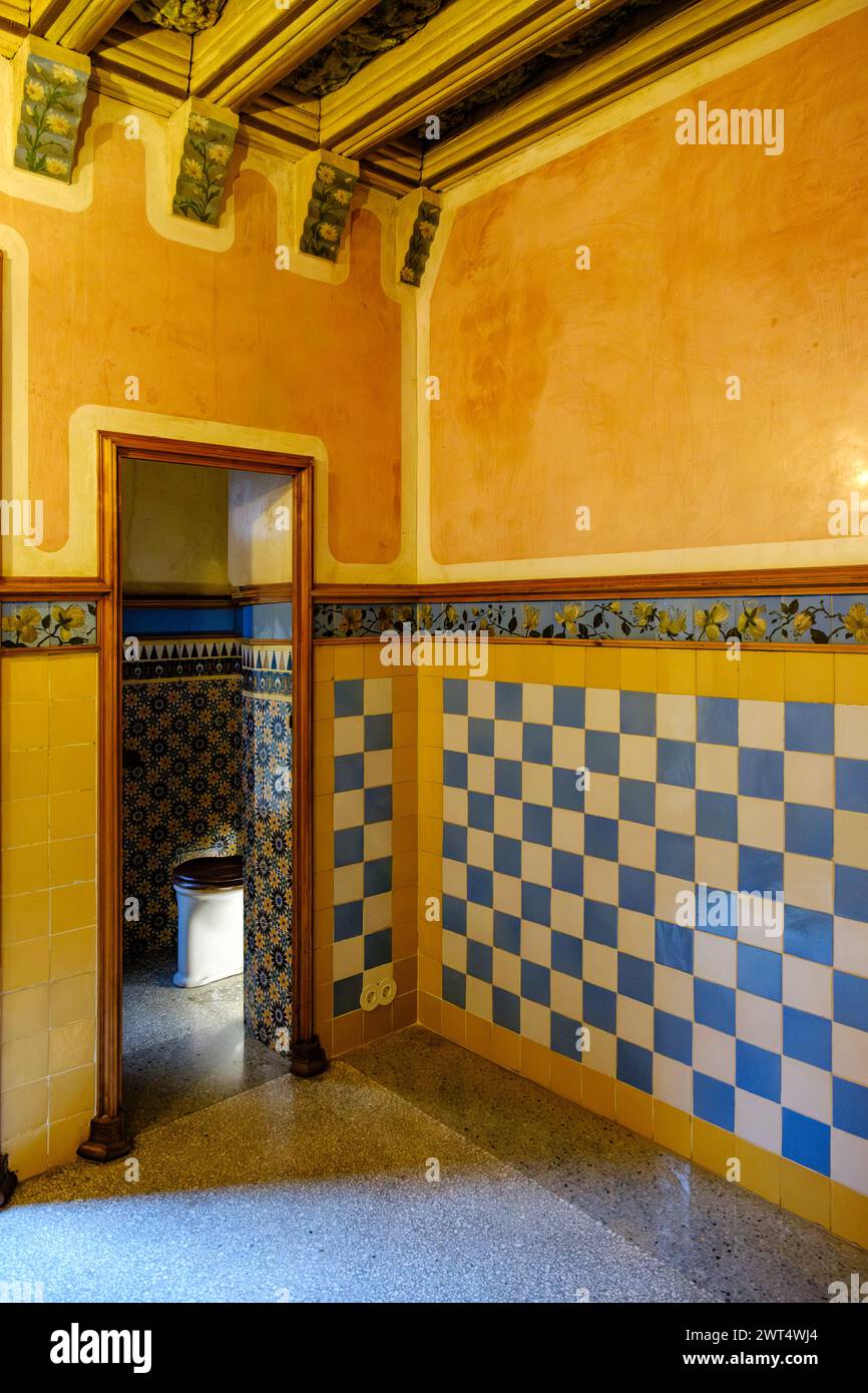 In der Casa Vicens, Innenmosaike, Fliesen, Eingang zum Bad, modernistisches Architekturgebäude von Antoni Gaudí, Viertel Gràcia, Barcelona, S Stockfoto