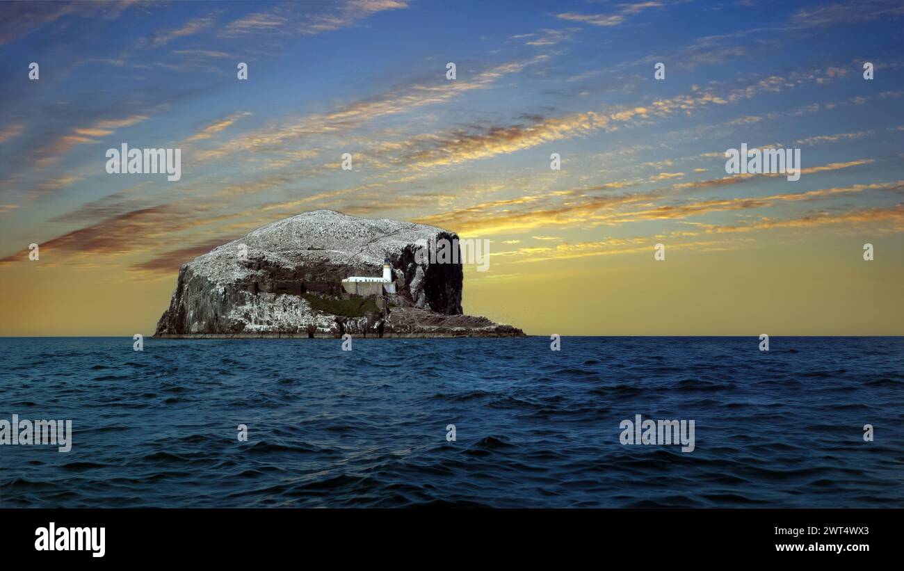 Im Firth of Forth, 106 Meter über dem Meeresspiegel gelegen, könnte Bass Rock von weitem mit einem Eisberg verwechselt werden. Stockfoto