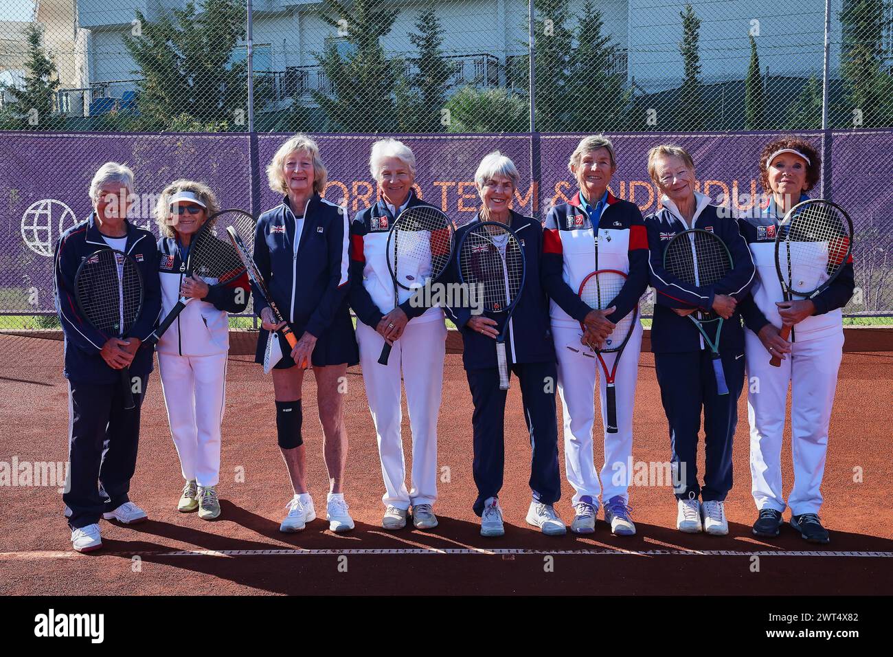 Manavgat, Antalya, Türkei. März 2024. Sylvie Galfard Kirsten (FRA), Michele Bichon (FRA) Kapitän, Frederique Caillard (FRA), Mary Jane Marty (FRA), Frances Maclennan (GBR) Kapitän, Susan Hill (GBR), Jennifer Waggott (GBR), Dorothy Bamber (GBR) während der Team- und Einzelmeisterschaften 2024 (65-85 Credit Image: © Mathias Schulz/ZUMA Press). Nicht für kommerzielle ZWECKE! Quelle: ZUMA Press, Inc./Alamy Live News Stockfoto