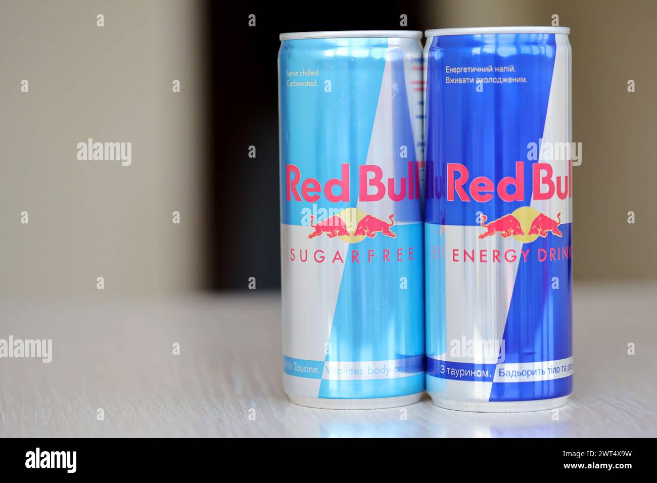 TERNOPIL, UKRAINE - 7. JULI 2023 Red Bull ENERGY Drink Aluminiumdose mit originellem Design Nahaufnahme Stockfoto