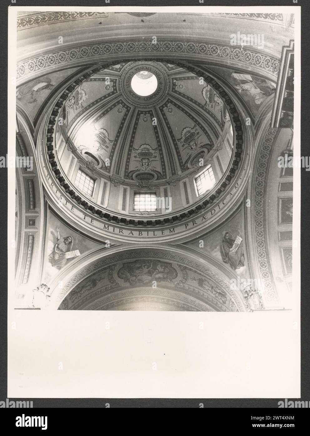 Lazio Viterbo Ronciglione Ss. Pietro e Caterina1. Hutzel, Max 1960-1990 postmittelalterliche Architektur, Skulptur, Tabernakel, Malerei, Deckenfresken. Der Dom ist ein barockes Gebäude nach einem Entwurf von Pietro da Cortona. Die Fassade wurde im 17. Jahrhundert von Carlo Rainaldi (1671–1695) renoviert, und der campanile wurde 1734 hinzugefügt. Auf einem Queraltar befindet sich ein Triptychon des Erlösers, das Christus, die Jungfrau und den Heiligen Johannes darstellt. Das Triptychon von Gabriele di Francesco von Viterbo stammt aus dem 15. Jahrhundert. Direkt über dem Altar befindet sich ein Gemälde der Himmelfahrt von Francesco TR Stockfoto