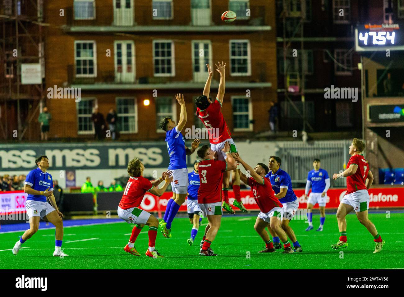 Cardiff, Großbritannien. März 2024. Nick Thomas von Wales U20 tritt mit Lorenzo Elettri von Italien U20 beim U20-Spiel der Six Nations 2024 an, Wales U20 gegen Italien U20 im Cardiff Arms Park in Cardiff am Freitag, den 15. März 2024. bild von Dan Minto/Andrew Orchard Sportfotografie/Alamy Live News Credit: Andrew Orchard Sportfotografie/Alamy Live News Stockfoto