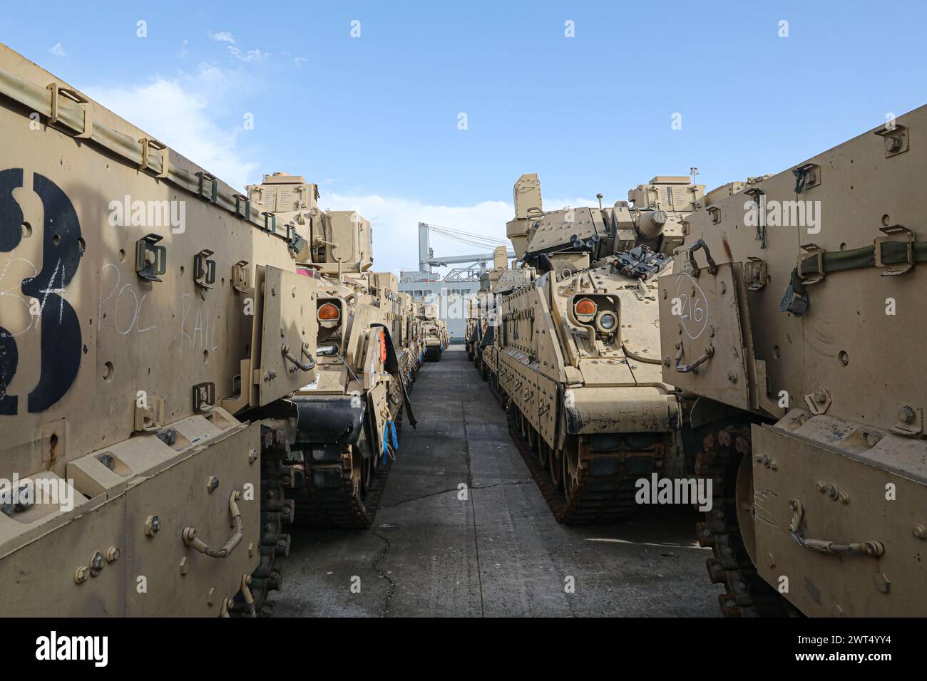 Die Ausrüstung des 3. Panzerbrigade Combat Teams der 4. Infanteriedivision wird am 11. März 2024 im Hafen von Alexandroupolis, Griechenland, für den Eisenbahntransport vorbereitet. Jedes Ausrüstungsstück wird dokumentiert und für den Transport auf dem gewerblichen Streckenabtransport oder der Schiene zum endgültigen Bestimmungsort identifiziert. US-amerikanisches und griechisches Personal transportierte etwa 3.000 Ausrüstungsgegenstände für den Rotationseinsatz des 3. ABCT in Europa, um Aggressionen abzuschrecken und NATO-Verbündete zu versichern. Diese Mission wurde Geschichte der Nachhaltigkeit geschrieben, da sie die Aufnahme, Inszenierung und Weiterbewegung der ersten „schweren“ Brigade in Griechenland erleichterte. Stockfoto