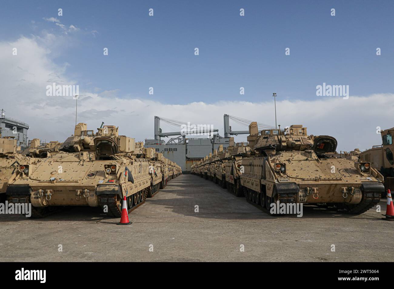 Die Ausrüstung des 3. Panzerbrigade Combat Teams der 4. Infanteriedivision wird am 11. März 2024 im Hafen von Alexandroupolis, Griechenland, für den Eisenbahntransport vorbereitet. Jedes Gerät wird dokumentiert und für den Transport auf kommerziellen Strecken oder Schienen zu ihrem endgültigen Bestimmungsort identifiziert. US-amerikanisches und griechisches Personal transportierte etwa 3.000 Ausrüstungsgegenstände für den Rotationseinsatz des 3. ABCT in Europa, um Aggressionen abzuschrecken und NATO-Verbündete zu versichern. Diese Mission wurde Geschichte der Nachhaltigkeit geschrieben, da sie die Aufnahme, Inszenierung und Weiterbewegung der ersten „schweren“ Brigade in Griechenland erleichterte. Stockfoto