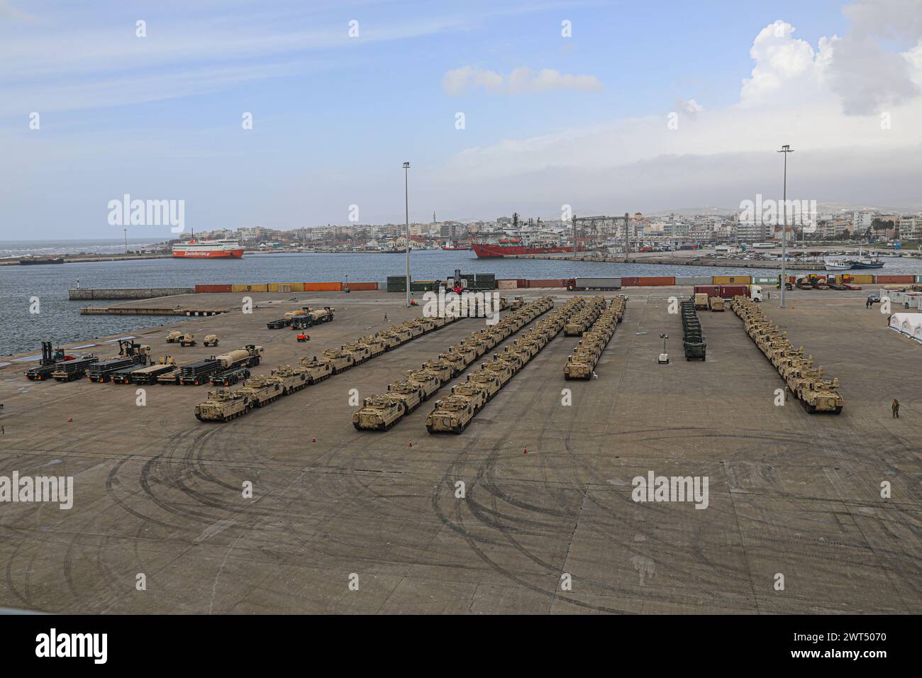 Die Ausrüstung des 3. Panzerbrigade Combat Teams der 4. Infanteriedivision wird am 11. März 2024 im Hafen von Alexandroupolis, Griechenland, für den Eisenbahntransport vorbereitet. Jedes Gerät wird dokumentiert und für den Transport auf kommerziellen Strecken oder Schienen zu ihrem endgültigen Bestimmungsort identifiziert. US-amerikanisches und griechisches Personal transportierte etwa 3.000 Ausrüstungsgegenstände für den Rotationseinsatz des 3. ABCT in Europa, um Aggressionen abzuschrecken und NATO-Verbündete zu versichern. Diese Mission wurde Geschichte der Nachhaltigkeit geschrieben, da sie die Aufnahme, Inszenierung und Weiterbewegung der ersten „schweren“ Brigade in Griechenland erleichterte. Stockfoto