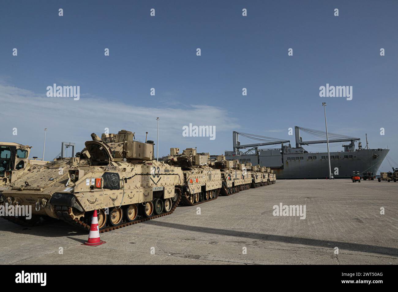 Die Ausrüstung des 3. Panzerbrigade Combat Teams der 4. Infanteriedivision wird am 11. März 2024 im Hafen von Alexandroupolis, Griechenland, für den Eisenbahntransport vorbereitet. Jedes Ausrüstungsstück wird dokumentiert und für den Transport auf dem gewerblichen Streckenabtransport oder der Schiene zum endgültigen Bestimmungsort identifiziert. US-amerikanisches und griechisches Personal transportierte etwa 3.000 Ausrüstungsgegenstände für den Rotationseinsatz des 3. ABCT in Europa, um Aggressionen abzuschrecken und NATO-Verbündete zu versichern. Diese Mission wurde Geschichte der Nachhaltigkeit geschrieben, da sie die Aufnahme, Inszenierung und Weiterbewegung der ersten „schweren“ Brigade in Griechenland erleichterte. Stockfoto