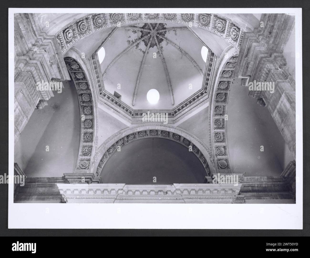 Marches Macerata Visso Santuario di Macereto5. Hutzel, Max 1960-1990 Außenaufnahmen des Tempels und anderer Gebäude im Heiligtum-Komplex. Der Tempel ist im Stil von Bramante gehalten, wurde aber von Giovanni Battista da Lugano entworfen. Es gibt viele Fotos der äußeren architektonischen Details. Innenfotos zeigen den Gewölbe und die Kuppel sowie den „Tempietto“ oder Baldacchino im klassischen Stil, der unter der Kuppel steht. Objektnotizen: Hutzel Foto Kampagnennotizen sind undatiert. Der in Deutschland geborene Fotograf und Gelehrte Max Hutzel (1911–1988) fotografierte in Italien von den frühen 1960er Jahren bis zu seinem Tod Stockfoto