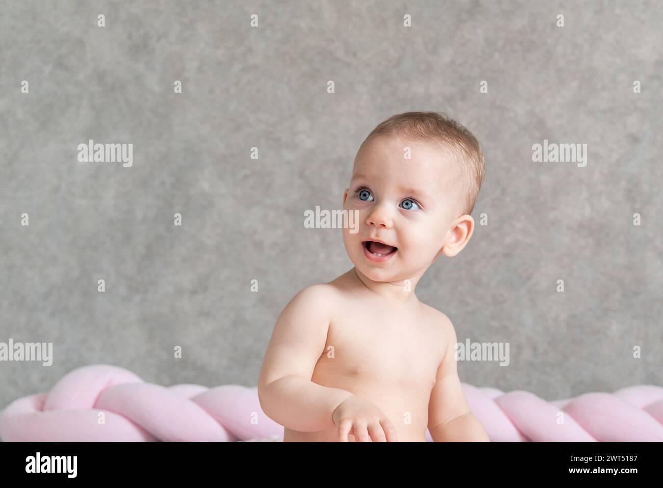 Das Baby drehte sich überraschend um und öffnete überraschend seinen Mund Stockfoto