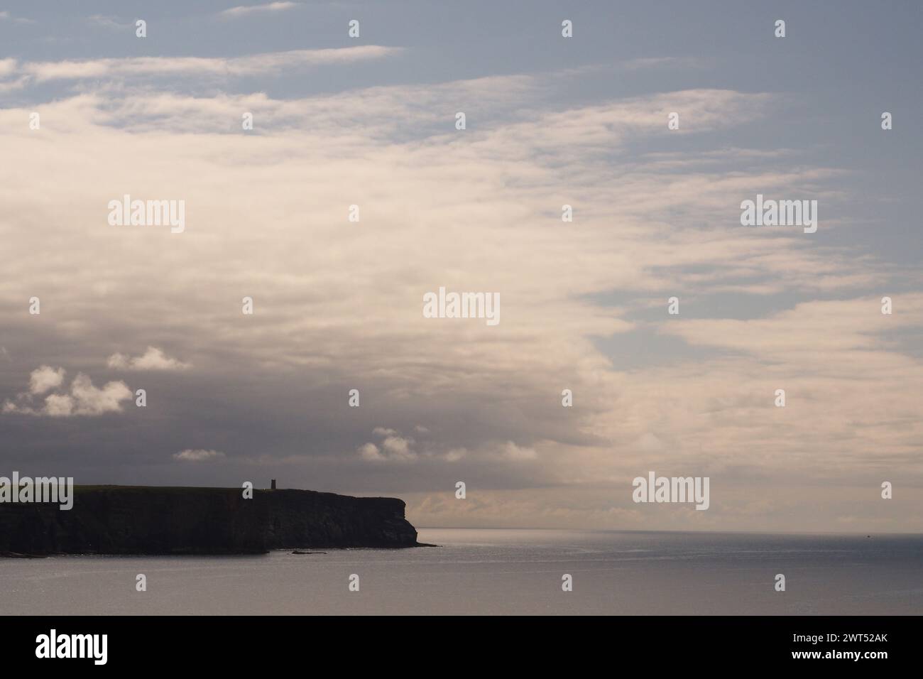 Blick von Brough of Birsay zum Kitchener Memorial am Marwick Head an der Westküste von Festland Orkney mit Wolkenbildung darüber Stockfoto