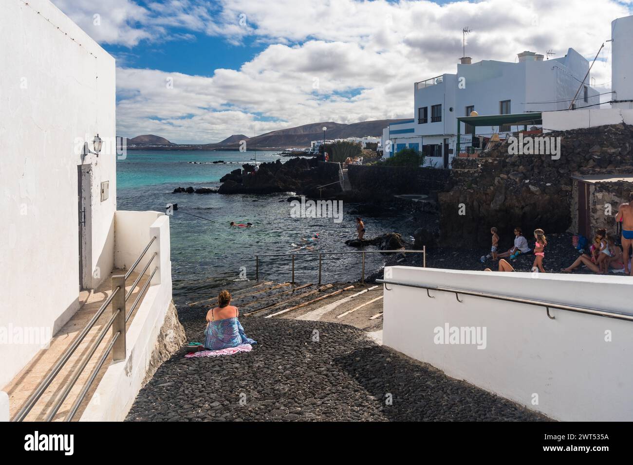 Lanzarote, Spanien - 16. August 2018: Blick auf die kleine Stadt Punta Mujeres auf der Insel Lanzarote, berühmt für ihre natürlichen Schwimmbäder während eines C Stockfoto