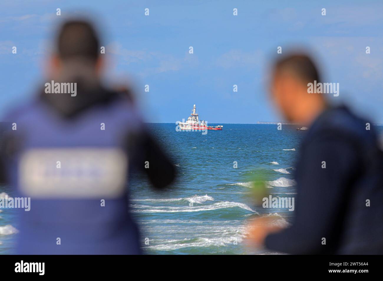 Gaza. März 2024. Ein Schiff, das von der spanischen Hilfsorganisation Open Arms besetzt ist, wird am 15. März 2024 vor der Küste des zentralen Gazastreifens gesehen. Das erste Hilfsschiff, das den humanitären Seekorridor Zypern-Gaza durchquerte, erreichte am Freitag die Küste der palästinensischen Enklave und begann, seine Ladung zu entladen, sagten palästinensische Quellen. Quelle: Rizek Abdeljawad/Xinhua/Alamy Live News Stockfoto