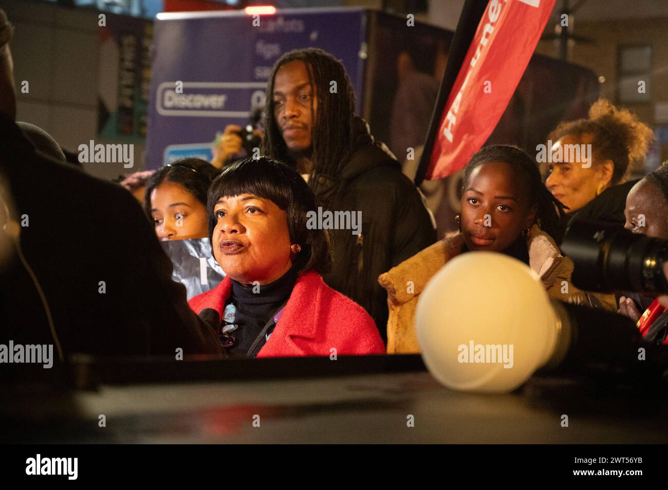 Am 15. März, Tage nach dem Konservat, nahm eine große Gruppe von Anhängern des Abgeordneten Diane Abbott für Hackney North an einer Kundgebung vor dem Rathaus von Hackney Teil Stockfoto