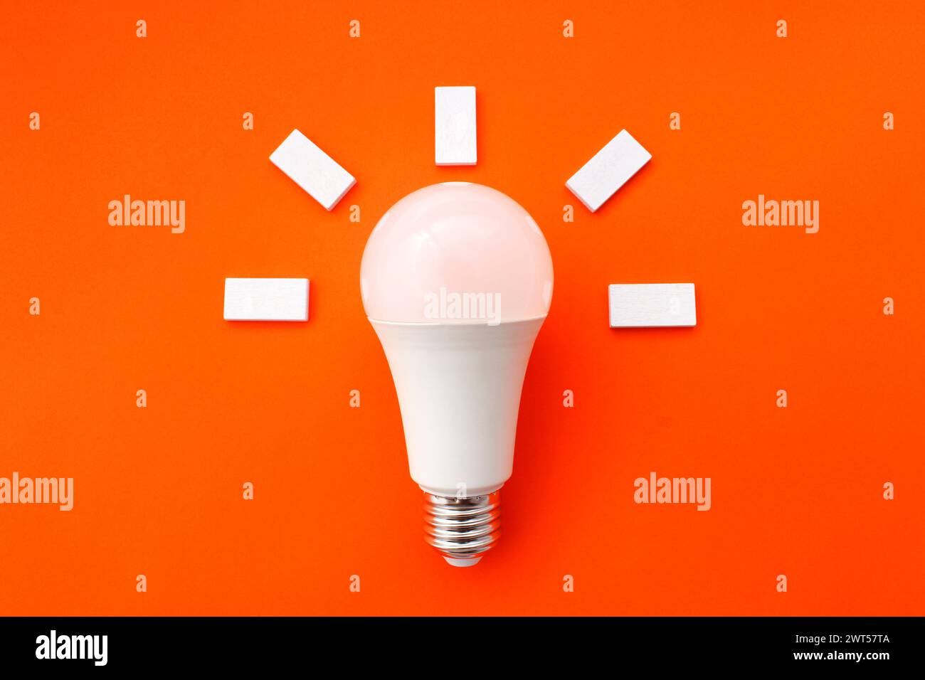 Weiße Glühlampe mit Abbildungen, die ausdrücken, dass eine gute Idee entstanden ist Stockfoto