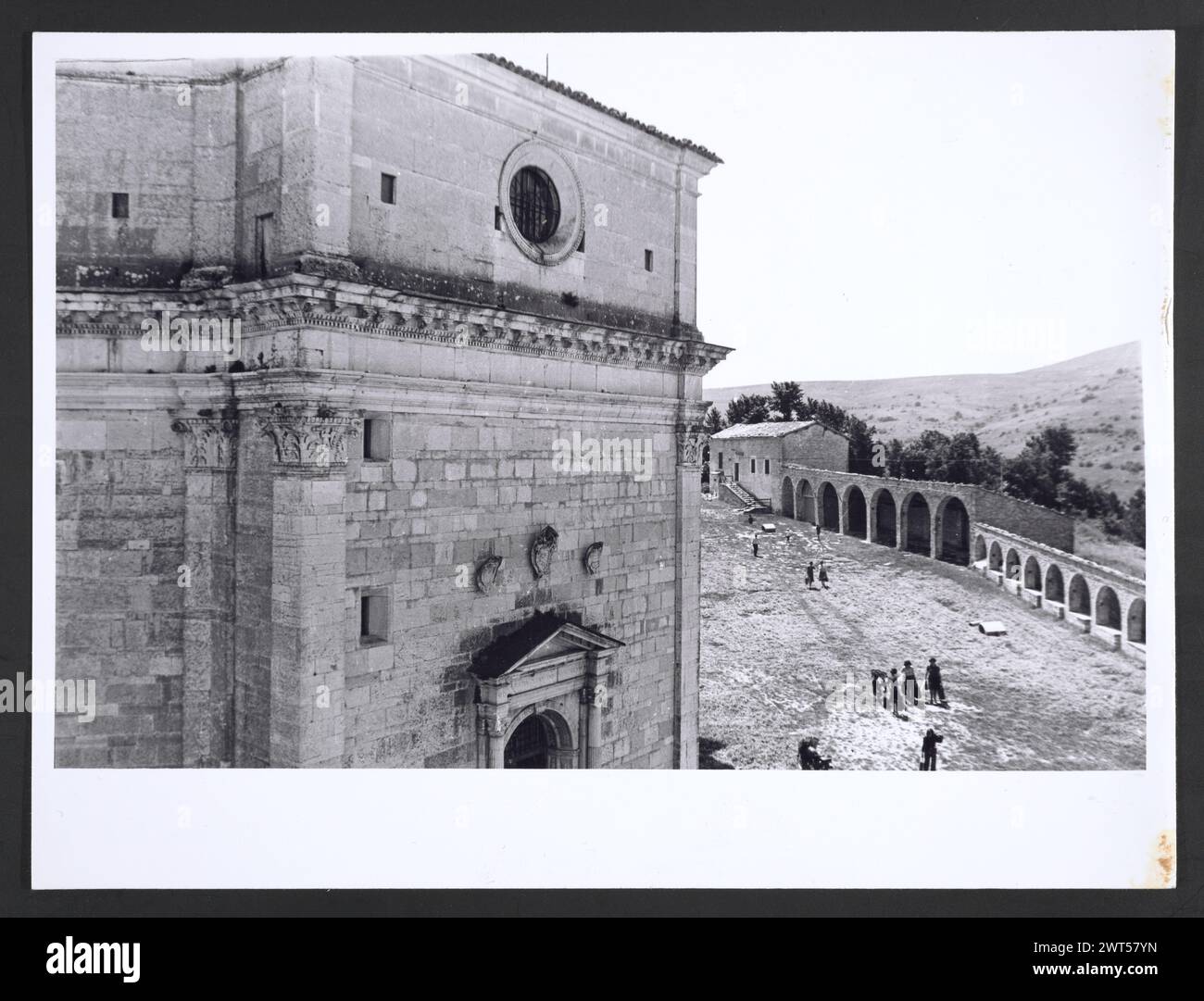 Marches Macerata Visso Santuario di Macereto. Hutzel, Max 1960-1990 Außenaufnahmen des Tempels und anderer Gebäude im Heiligtum-Komplex. Der Tempel ist im Stil von Bramante gehalten, wurde aber von Giovanni Battista da Lugano entworfen. Es gibt viele Fotos der äußeren architektonischen Details. Innenfotos zeigen den Gewölbe und die Kuppel sowie den „Tempietto“ oder Baldacchino im klassischen Stil, der unter der Kuppel steht. Objektnotizen: Hutzel Foto Kampagnennotizen sind undatiert. Der in Deutschland geborene Fotograf und Gelehrte Max Hutzel (1911–1988) fotografierte in Italien von den frühen 1960er Jahren bis zu seinem Tod Stockfoto