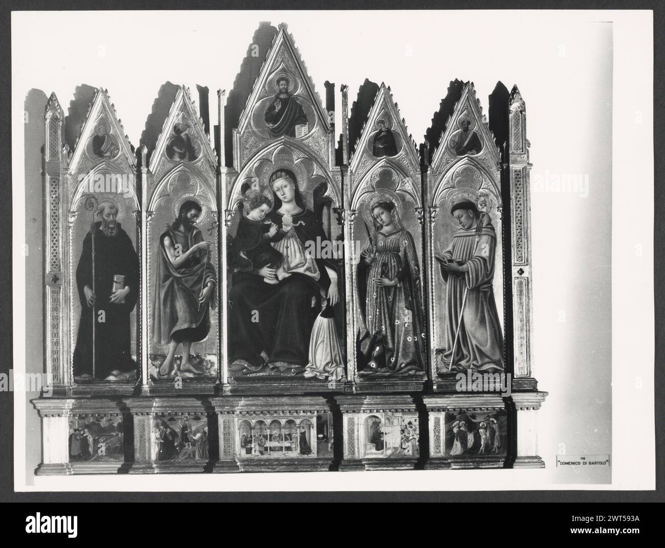 Umbria Perugia Perugia Galleria Nazionale dell'Umbria6. Hutzel, Max 1960-1990 Ansichten von umbrischer Malerei und Skulptur. Der in Deutschland geborene Fotograf und Gelehrte Max Hutzel (1911–1988) fotografierte in Italien von den frühen 1960er Jahren bis zu seinem Tod. Das Ergebnis dieses Projektes, von Hutzel als Foto Arte Minore bezeichnet, ist eine gründliche Dokumentation der kunsthistorischen Entwicklung in Italien bis zum 18. Jahrhundert, darunter Objekte der Etrusker und Römer sowie frühmittelalterliche, romanische, gotische, Renaissance- und Barockdenkmäler. Die Bilder werden nach geografischer Region in Italien und dann nach Provinz geordnet Stockfoto