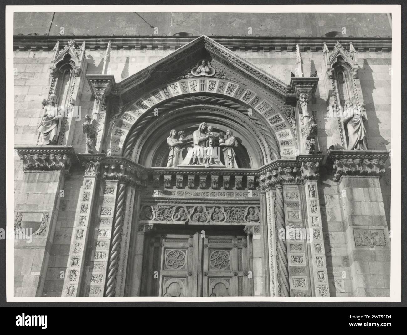 Toskana Grosseto Grosseto Museo Diocesano di Arte Sacra3. Hutzel, Max 1960-1990 Nachmittelalterliche Sammlung von Gemälden, heiligen Gegenständen und Manuskripten aus dem Dom und anderen Stadtkirchen. Es gibt eine bedeutende Anzahl von spätmittelalterlichen Madonnen- und Kindermalereien sowie Hochrenaissance-Gemälde aus der Bologneser Schule. Die Objekte umfassen ein prozessionales Kreuz und zwei Relabfragen. Zusätzlich gibt es einige Fotos von Manuskriptseiten von Gesangliedern mit Objekten, mit denen sie angezeigt werden. Objektnotizen: Hutzel-Notizen sind undatiert. Die Objekte im Musea Diocesano sind in seinen Notizen enthalten Stockfoto