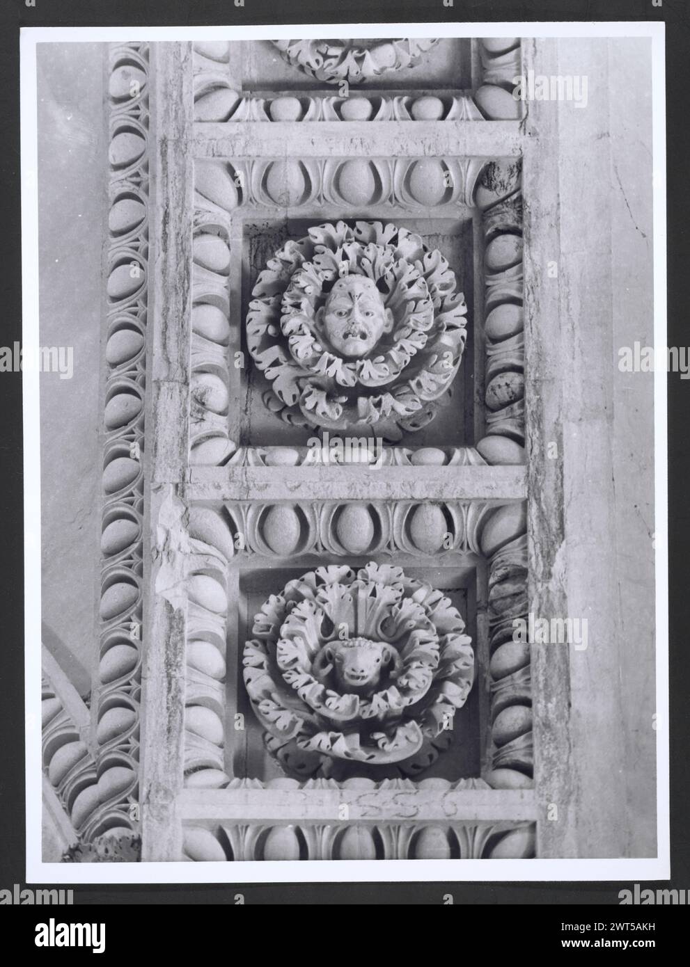 Marches Macerata Visso Santuario di Macereto1. Hutzel, Max 1960-1990 Außenaufnahmen des Tempels und anderer Gebäude im Heiligtum-Komplex. Der Tempel ist im Stil von Bramante gehalten, wurde aber von Giovanni Battista da Lugano entworfen. Es gibt viele Fotos der äußeren architektonischen Details. Innenfotos zeigen den Gewölbe und die Kuppel sowie den „Tempietto“ oder Baldacchino im klassischen Stil, der unter der Kuppel steht. Objektnotizen: Hutzel Foto Kampagnennotizen sind undatiert. Der in Deutschland geborene Fotograf und Gelehrte Max Hutzel (1911–1988) fotografierte in Italien von den frühen 1960er Jahren bis zu seinem Tod Stockfoto