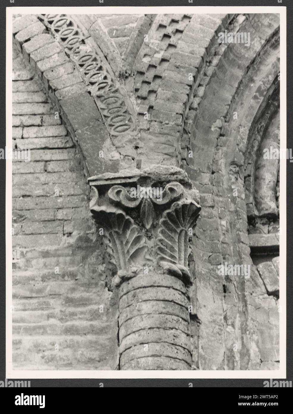 Umbria Perugia Citta della Pieve Madonna della Fatima. Hutzel, Max 1960-1990 Außenansicht der Fassade und des Kreuzgangs aus dem 13. Jahrhundert. Innenansicht des Innenraums mit Kuppel, Fresken und barocke Altaraufsätze. Objektnotizen: Hutzel Fotokampagne Datum: 8. November 1982 Allgemeine Notizen: Der Santuario della Madonna di Fatima war früher die Kirche von S. Francesco. Der in Deutschland geborene Fotograf und Gelehrte Max Hutzel (1911–1988) fotografierte in Italien von den frühen 1960er Jahren bis zu seinem Tod. Das Ergebnis dieses Projekts, von Hutzel als Foto Arte Minore bezeichnet, ist eine gründliche Dokumentation von A Stockfoto Umbria Perugia Citta della Pieve Madonna della Fatima. Hutzel, Max 1960-1990 Außenansicht der Fassade und des Kreuzgangs aus dem 13. Jahrhundert. Innenansicht des Innenraums mit Kuppel, Fresken und barocke Altaraufsätze. Objektnotizen: Hutzel Fotokampagne Datum: 8. November 1982 Allgemeine Notizen: Der Santuario della Madonna di Fatima war früher die Kirche von S. Francesco. Der in Deutschland geborene Fotograf und Gelehrte Max Hutzel (1911–1988) fotografierte in Italien von den frühen 1960er Jahren bis zu seinem Tod. Das Ergebnis dieses Projekts, von Hutzel als Foto Arte Minore bezeichnet, ist eine gründliche Dokumentation von A Stockfoto