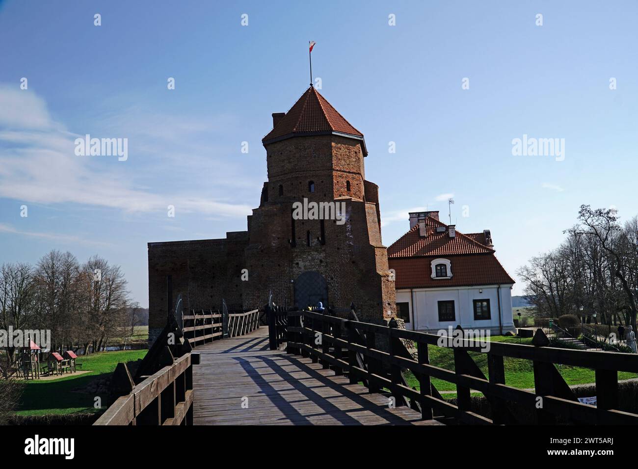 LIW, Polen - 10. März 2024 - gotische mittelalterliche Burg und Holzsteg Stockfoto