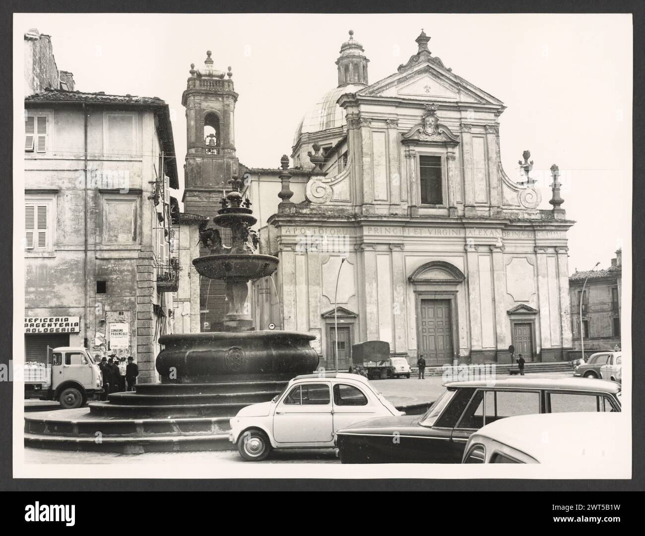 Lazio Viterbo Ronciglione Ss. Pietro e Caterina. Hutzel, Max 1960-1990 postmittelalterliche Architektur, Skulptur, Tabernakel, Malerei, Deckenfresken. Der Dom ist ein barockes Gebäude nach einem Entwurf von Pietro da Cortona. Die Fassade wurde im 17. Jahrhundert von Carlo Rainaldi (1671–1695) renoviert, und der campanile wurde 1734 hinzugefügt. Auf einem Queraltar befindet sich ein Triptychon des Erlösers, das Christus, die Jungfrau und den Heiligen Johannes darstellt. Das Triptychon von Gabriele di Francesco von Viterbo stammt aus dem 15. Jahrhundert. Direkt über dem Altar befindet sich ein Gemälde der Himmelfahrt von Francesco Tre Stockfoto