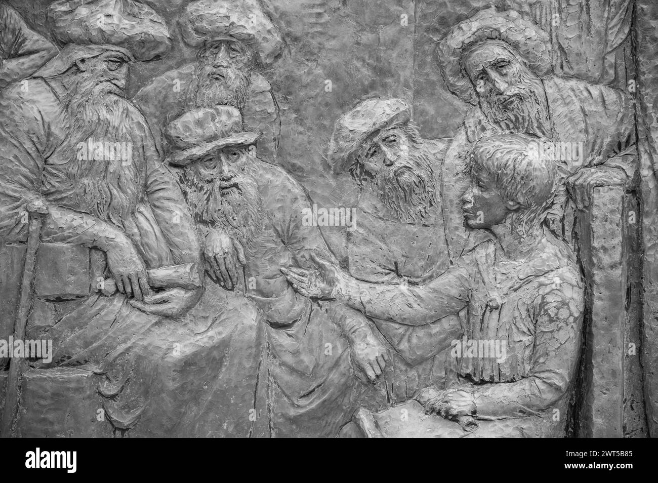 Die Entdeckung Jesu im Tempel – Fünftes freudiges Geheimnis des Rosenkranzes. Eine Reliefskulptur auf dem Berg Podbrdo (der Hügel der Erscheinungen) in Medjugorje. Stockfoto