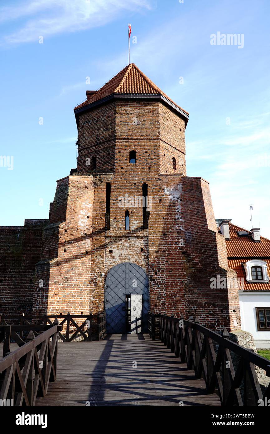 LIW, Polen - 10. März 2024 - gotische mittelalterliche Burg und Holzsteg Stockfoto