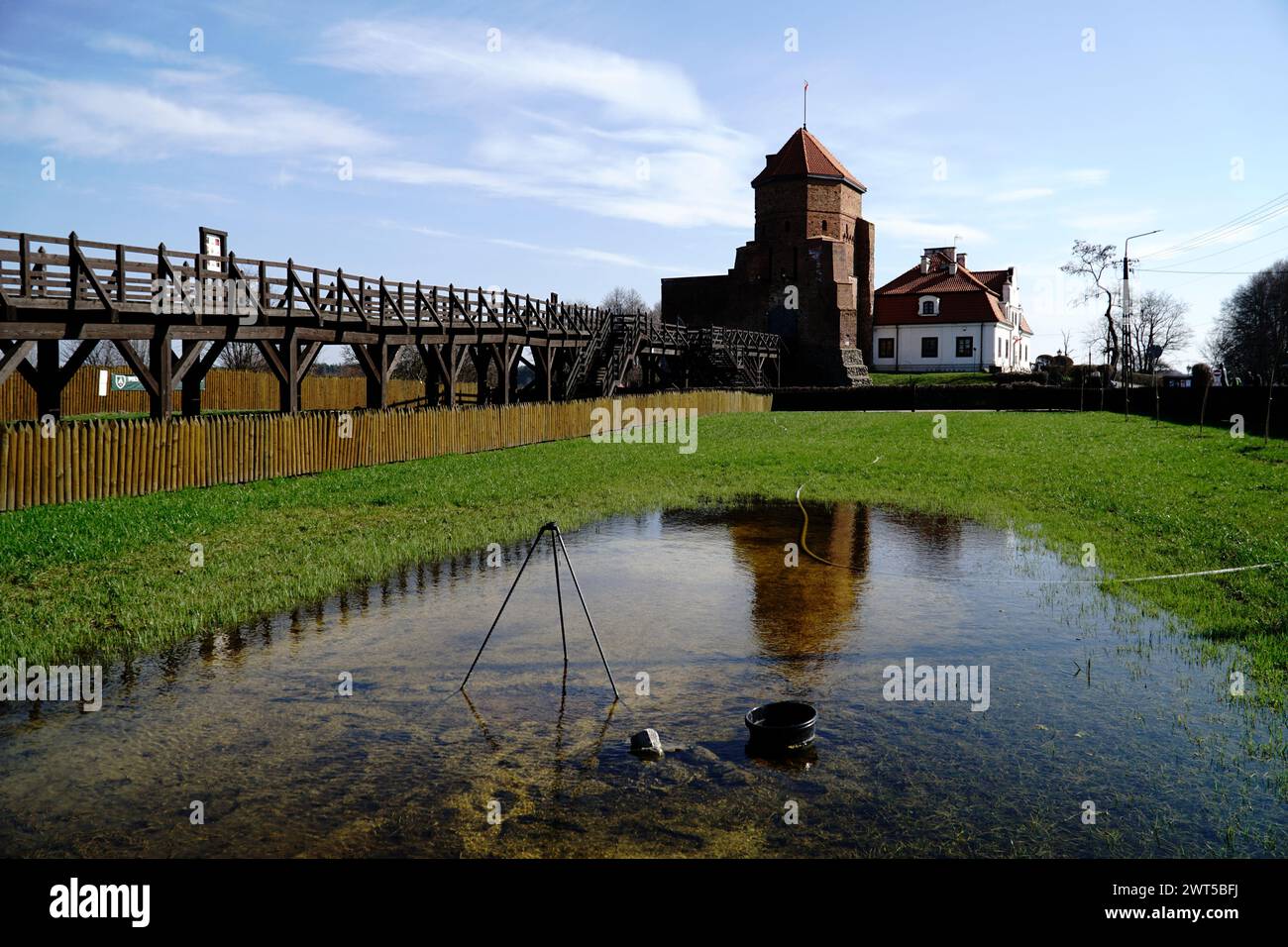 LIW, Polen - 10. März 2024 - gotische mittelalterliche Burg mit Holzsteg und Wasser auf dem Feld Stockfoto