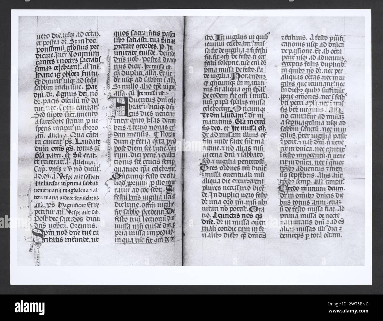 Latium Roma Velletri Museo Capitolare27. Hutzel, Max 1960-1990 Mittelalter: Breviaries (zwei, 14.-15. Jahrhundert); Passion auf Pergament (Französische Schule, Ende 13. Jahrhundert); Reliquien. Postmittelalterliche: Gemälde, Fresken, Gewänder, Skulpturen, Metallarbeiten, Tafelmalerei Objektnotizen: bibliographisches Material in der Bibliothek des Zentrums. Hutzel Fotokampagne Termine: Ein undatierter, ein weiterer 9. November 1985. Es ist wahrscheinlich, dass die Notizen für die Pinacoteca Cattedrale (kein gesonderter Hutzel-Eintrag) die Gegenstände unter dieser Überschrift beschreiben. TCI scheint darauf hinzuweisen, dass das Museo Capitolare neben der Kathedrale liegt. Und so Stockfoto