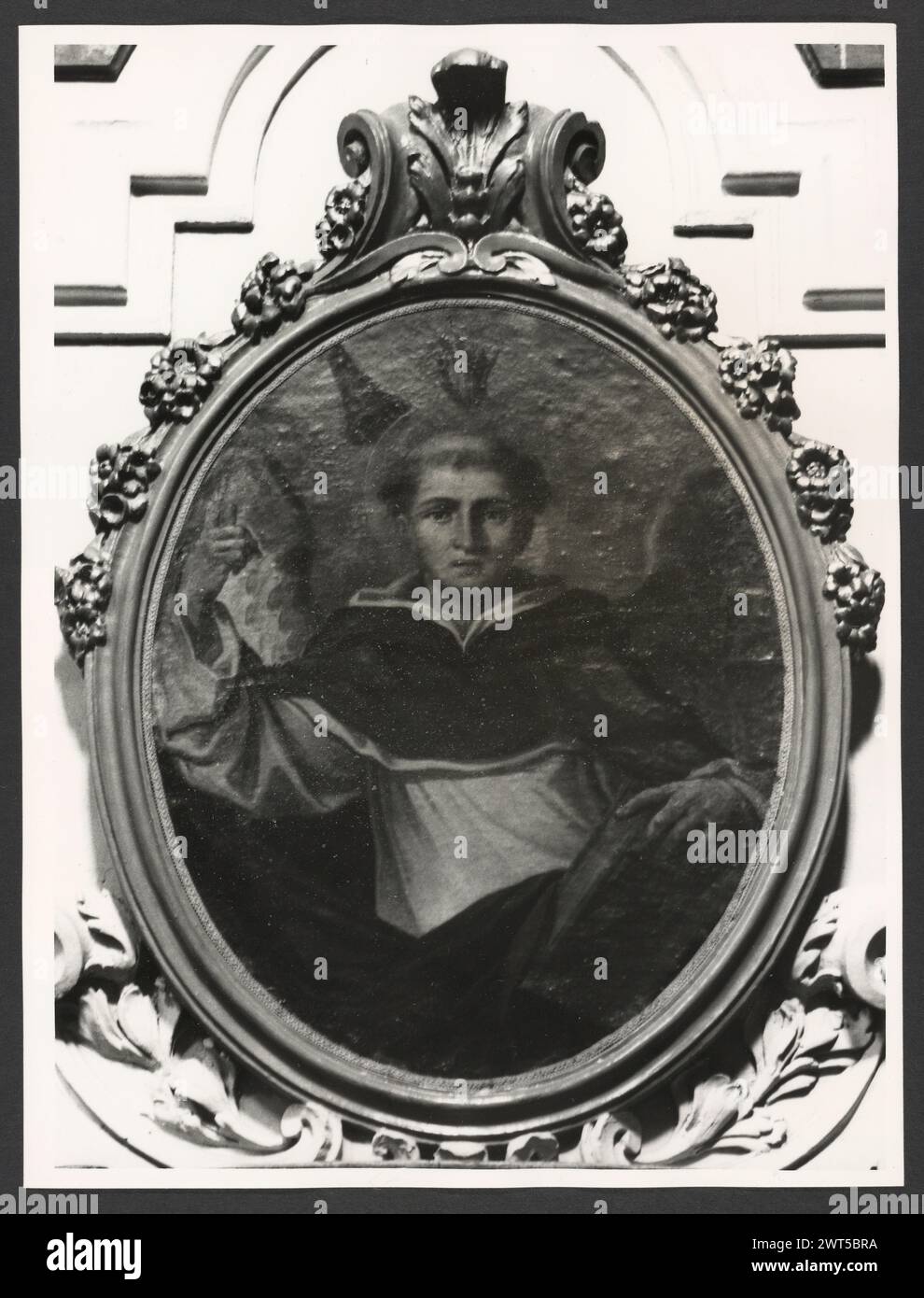 Lazio Rieti Rieti S. Agnese9. Hutzel, Max 1960-1990 postmittelalterliche Architektur, Skulptur, Malerei. Diese Kirche wurde in der ersten Hälfte des 16. Jahrhunderts erbaut und 1748 umgebaut. Aus dieser Zeit stammen auch die Deckenfresken und zwei Gemälde, die Madonna des Rosenkranzes und S. Agnese e la Beata Colomba von Emanuele Alfani. Der in Deutschland geborene Fotograf und Gelehrte Max Hutzel (1911–1988) fotografierte in Italien von den frühen 1960er Jahren bis zu seinem Tod. Das Ergebnis dieses Projektes, von Hutzel als Foto Arte Minore bezeichnet, ist eine gründliche Dokumentation der kunsthistorischen Entwicklung in Italien bis dahin Stockfoto