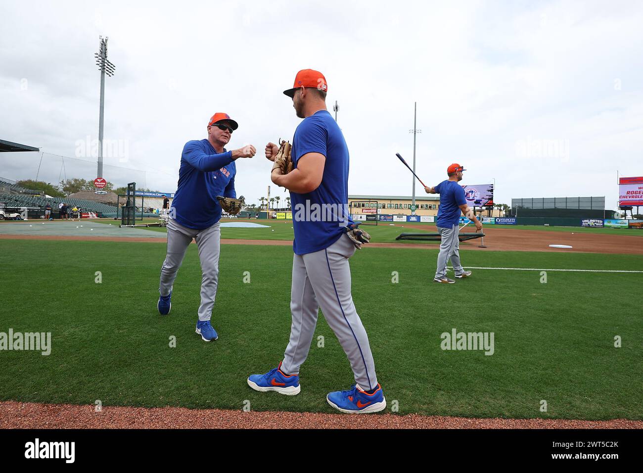 New York Mets 1B Pete Alonso #20 bekommt einen Faustschlag von Mets Catching & Strategietrainer Glenn Sherlock #63 während des Batting-Trainings vor dem Baseballspiel gegen die Miami Marlins im Roger Dean Chevrolet Stadium in Jupiter, Florida, Samstag, den 2. März 2024. (Foto: Gordon Donovan) Stockfoto