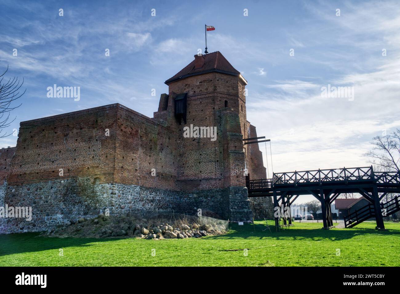 LIW, Polen - 10. März 2024 - gotische mittelalterliche Herzogsburg und Holzsteg Stockfoto