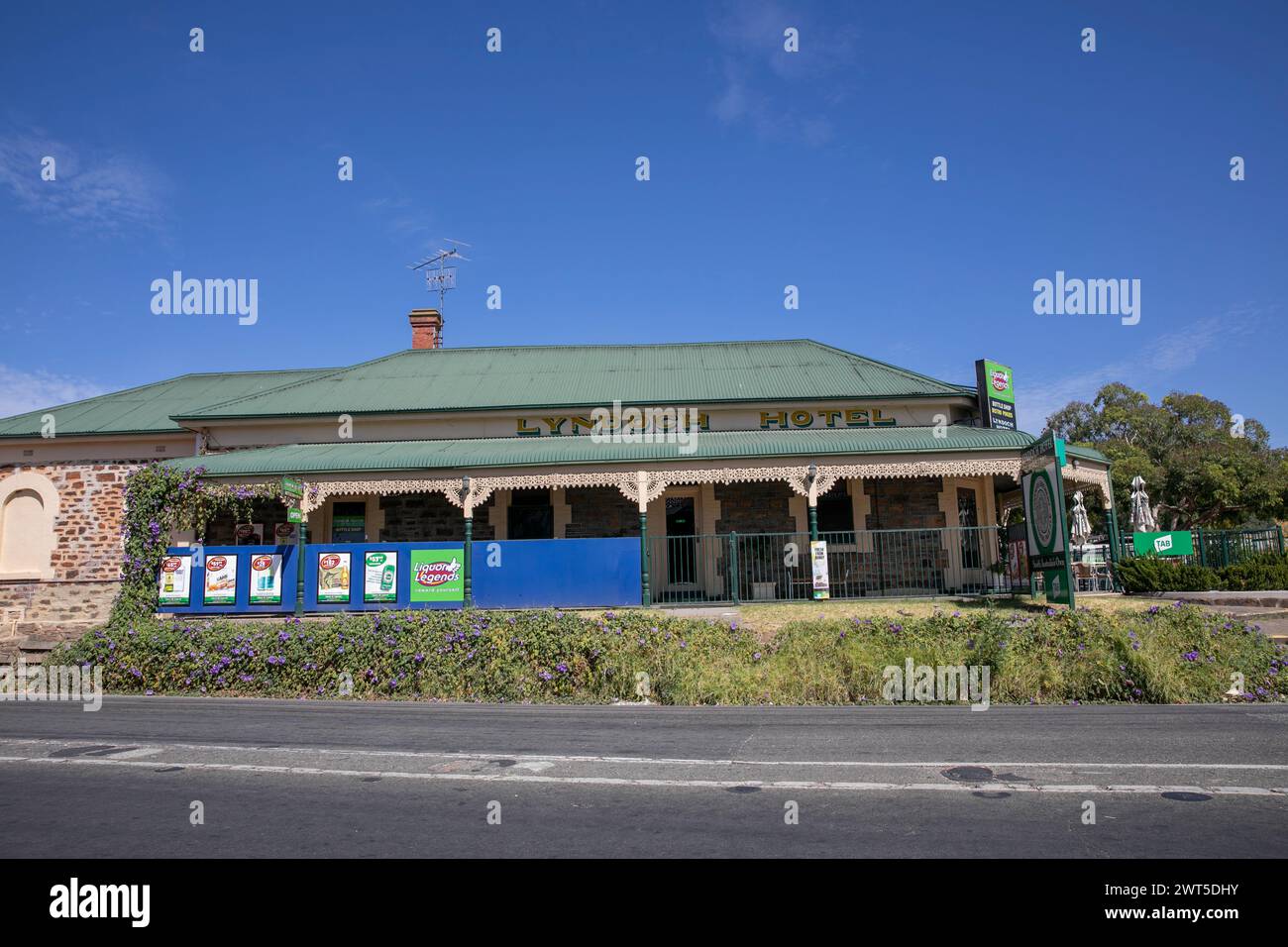 Lyndoch Stadt im Barossa Valley, lokaler Pub The Lyndoch Hotel, Außenansicht an heißen Herbsttagen mit blauem Himmel, South Australia, 2024 Stockfoto
