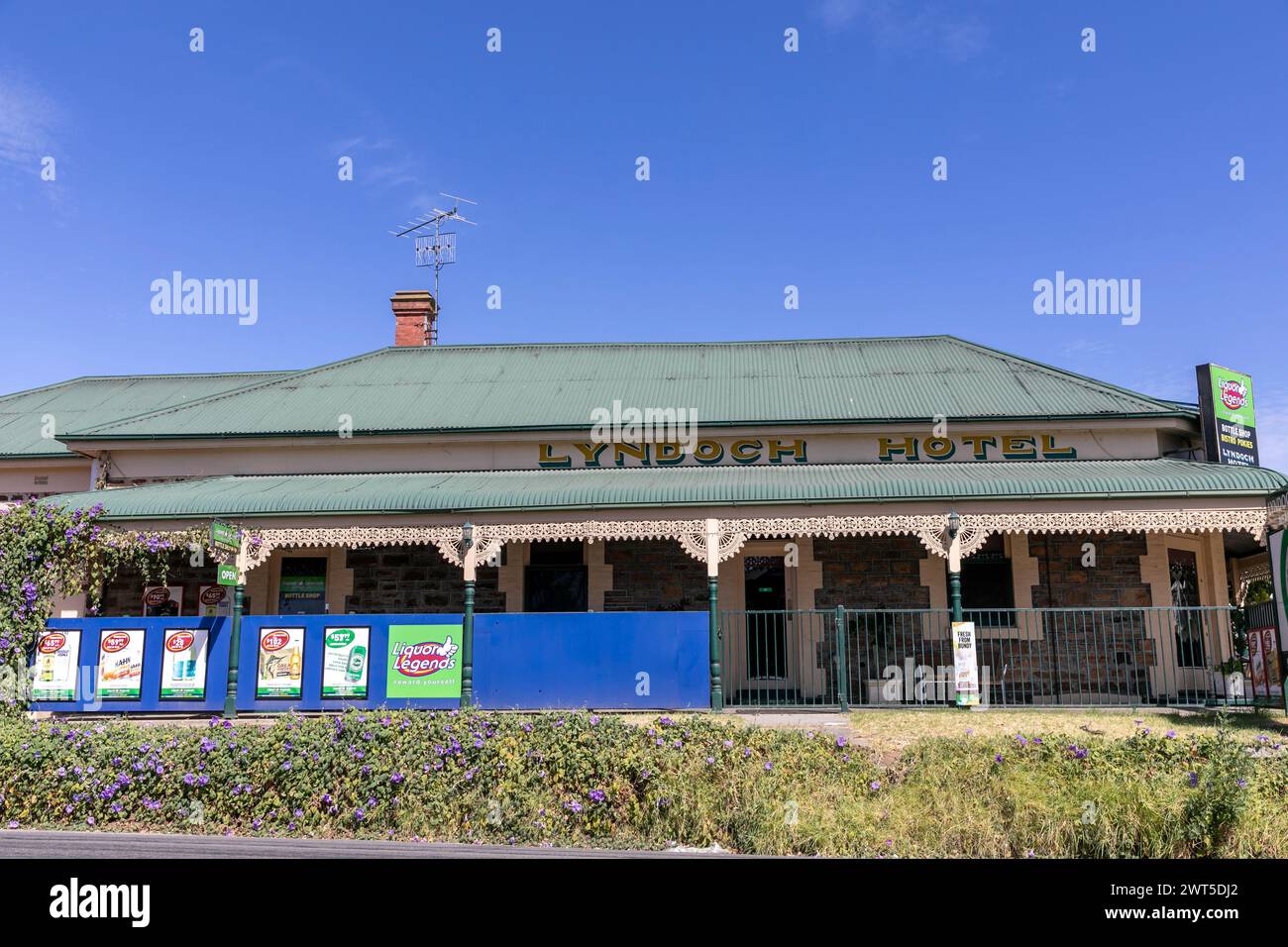 Lyndoch Stadt im Barossa Valley, lokaler Pub The Lyndoch Hotel, Außenansicht an heißen Herbsttagen mit blauem Himmel, South Australia, 2024 Stockfoto