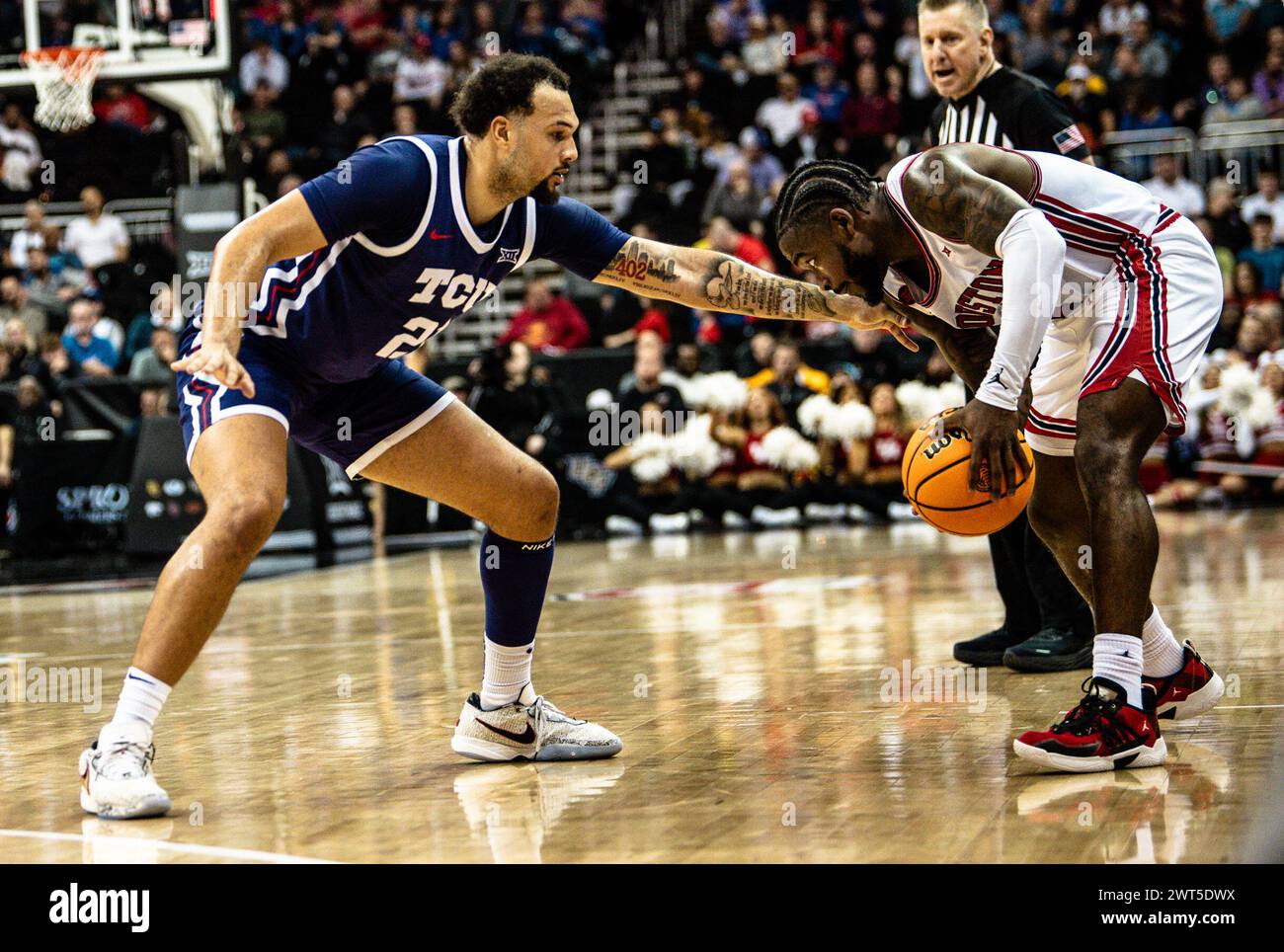 Kansas City, Missouri, USA. März 2024. TCU (21) F Jakobe Coles tritt gegen Houston (1) Jamal Shead auf. Phillips 66 Big 12 Männer Basketball Championship Viertelfinale. (Kreditbild: © James Leyva/ZUMA Press Wire) NUR REDAKTIONELLE VERWENDUNG! Nicht für kommerzielle ZWECKE! Stockfoto