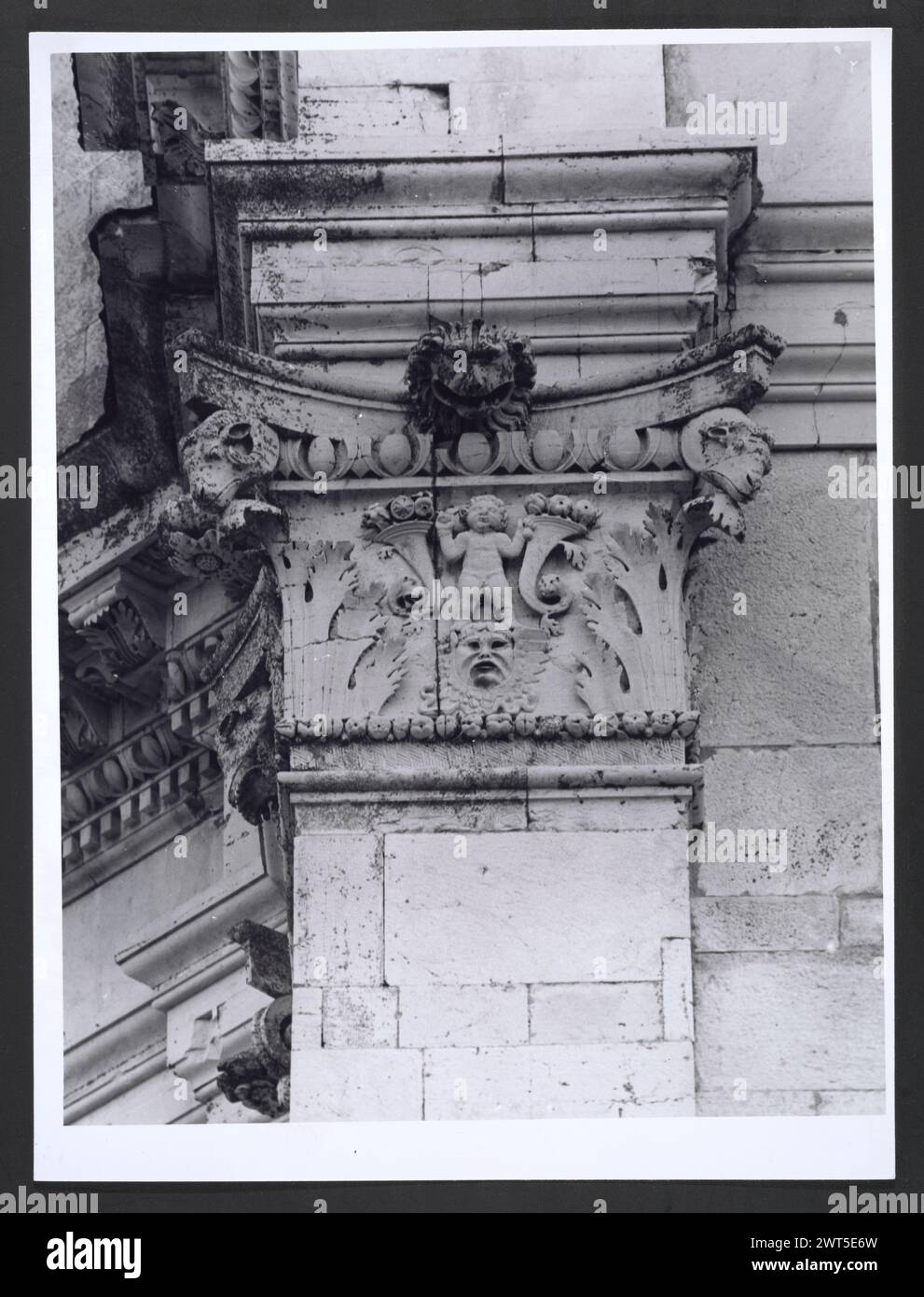 Marches Macerata Visso Santuario di Macereto9. Hutzel, Max 1960-1990 Außenaufnahmen des Tempels und anderer Gebäude im Heiligtum-Komplex. Der Tempel ist im Stil von Bramante gehalten, wurde aber von Giovanni Battista da Lugano entworfen. Es gibt viele Fotos der äußeren architektonischen Details. Innenfotos zeigen den Gewölbe und die Kuppel sowie den „Tempietto“ oder Baldacchino im klassischen Stil, der unter der Kuppel steht. Objektnotizen: Hutzel Foto Kampagnennotizen sind undatiert. Der in Deutschland geborene Fotograf und Gelehrte Max Hutzel (1911–1988) fotografierte in Italien von den frühen 1960er Jahren bis zu seinem Tod Stockfoto