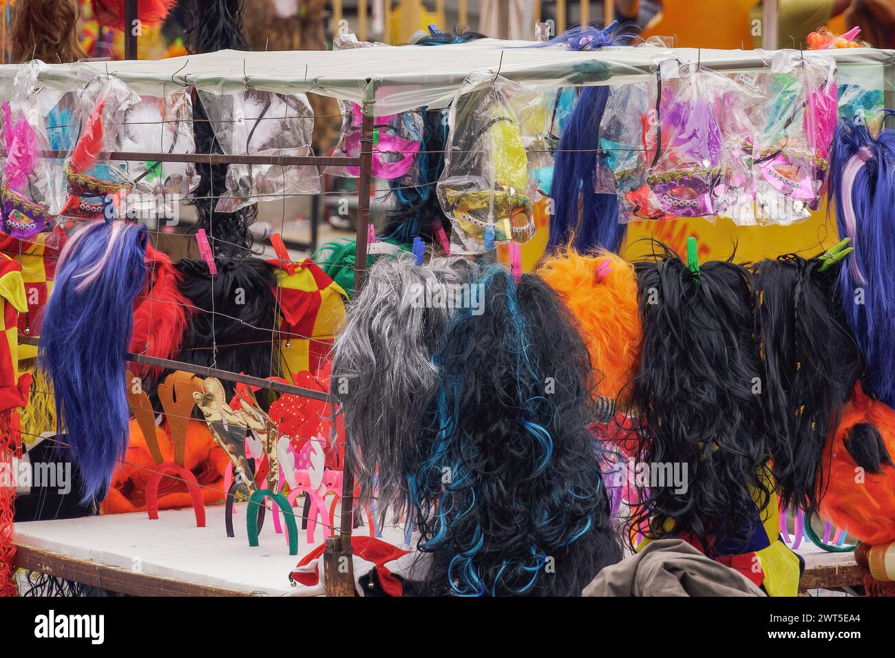Straßenverkäufer, der Karnevalsmasken und Haarschmuck in Xanthi, Griechenland, verkauft. Stockfoto
